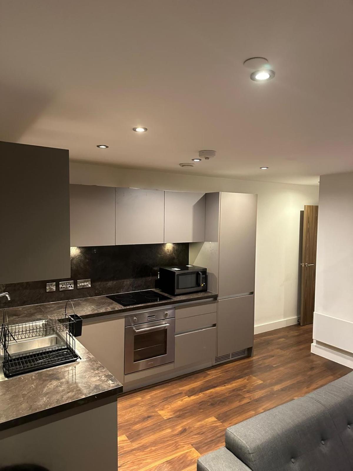 2 bed spacious flat - Canal view
