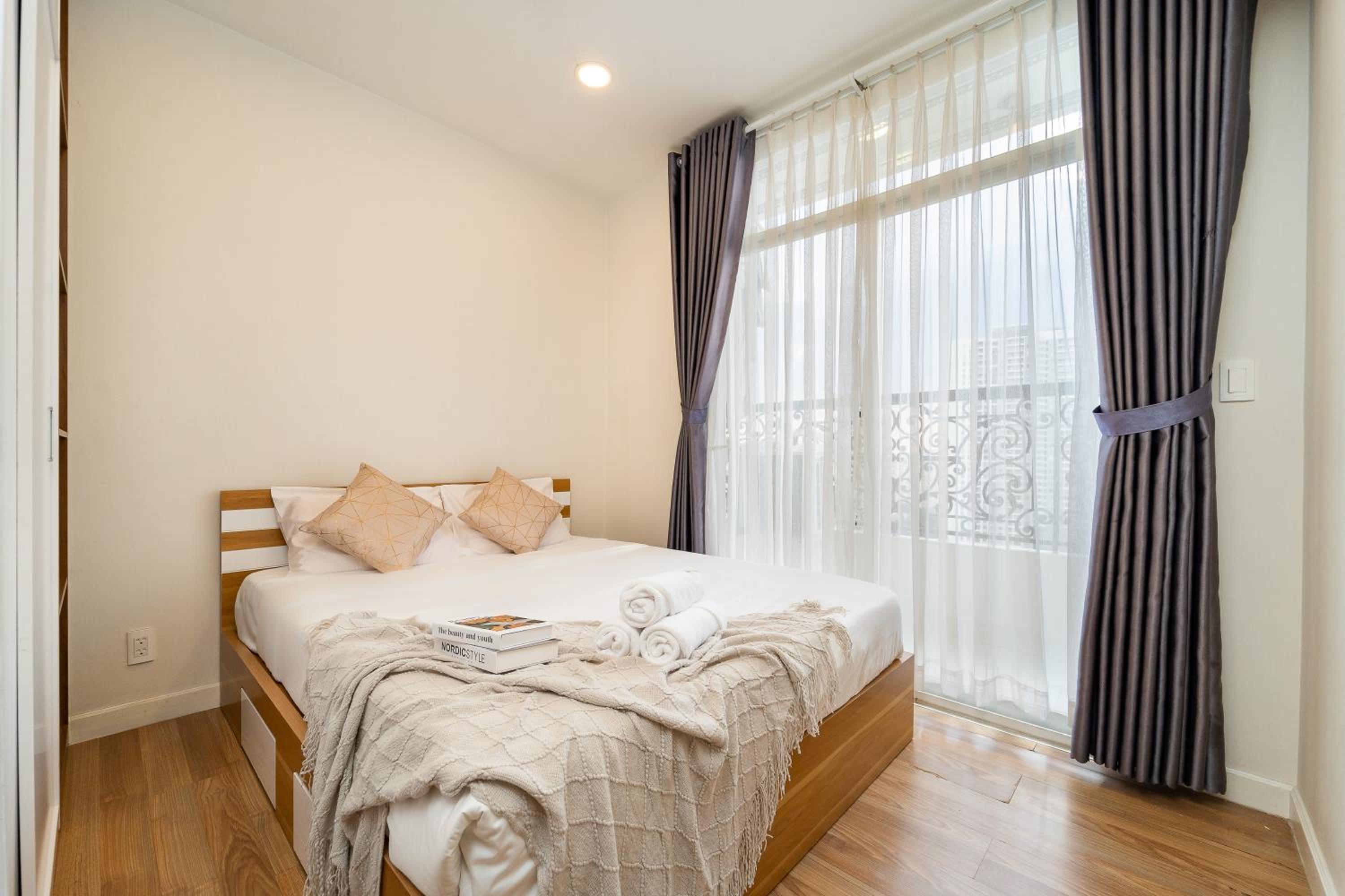 Spacious 4BR apat at Saigon Centre with pool, supermarket, view