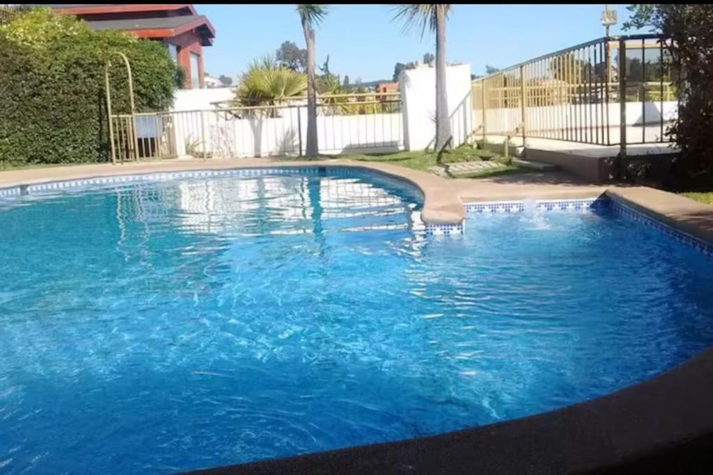 Departamento frente al mar, en playa amarilla, con piscina