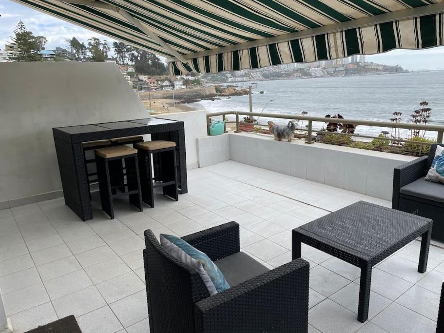 Departamento frente al mar, en playa amarilla, con piscina