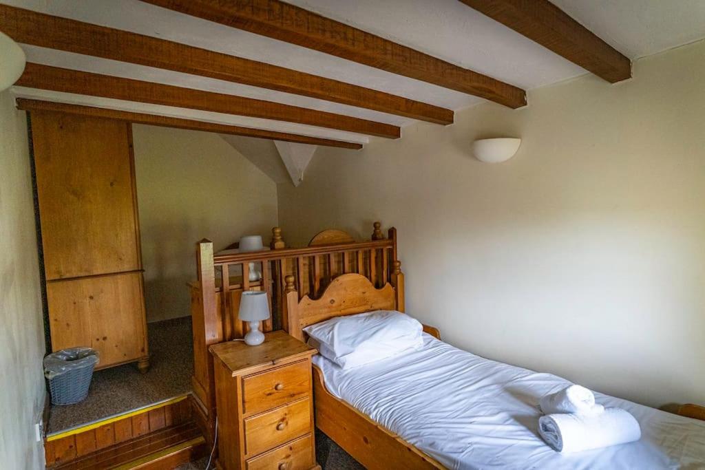 School House, cosy cottage for 12 with hot tub in the Peak District view 3