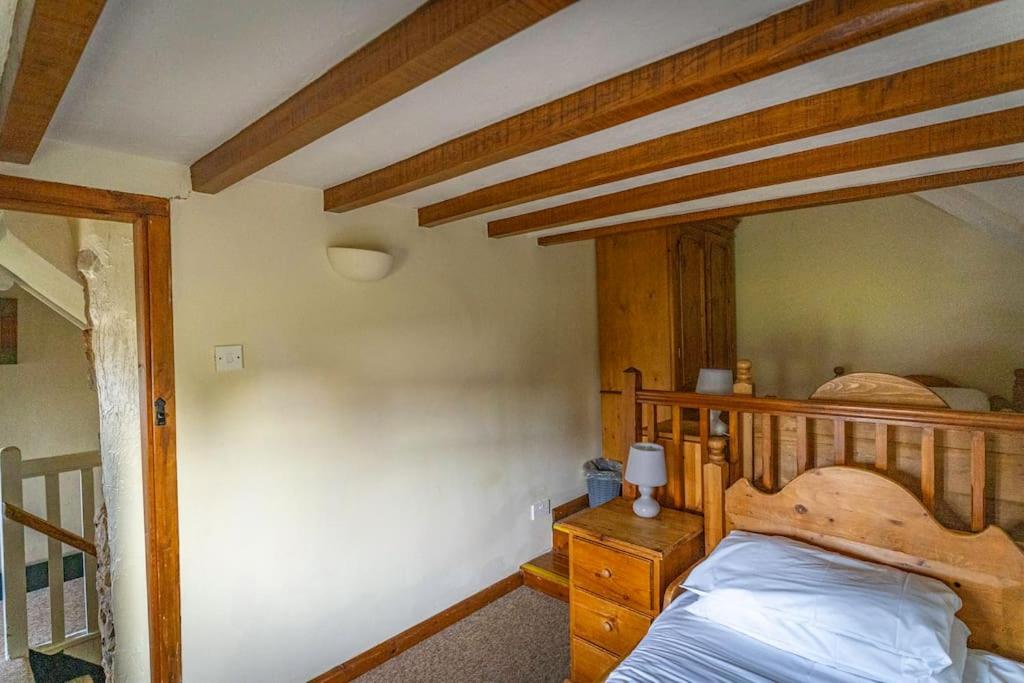School House, cosy cottage for 12 with hot tub in the Peak District view 5