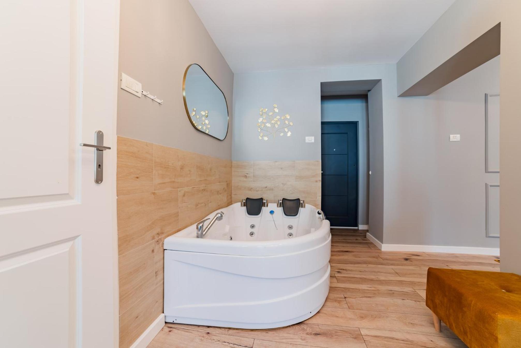 Romantic Jacuzzi Zamora Apartments -Adults Only view 3