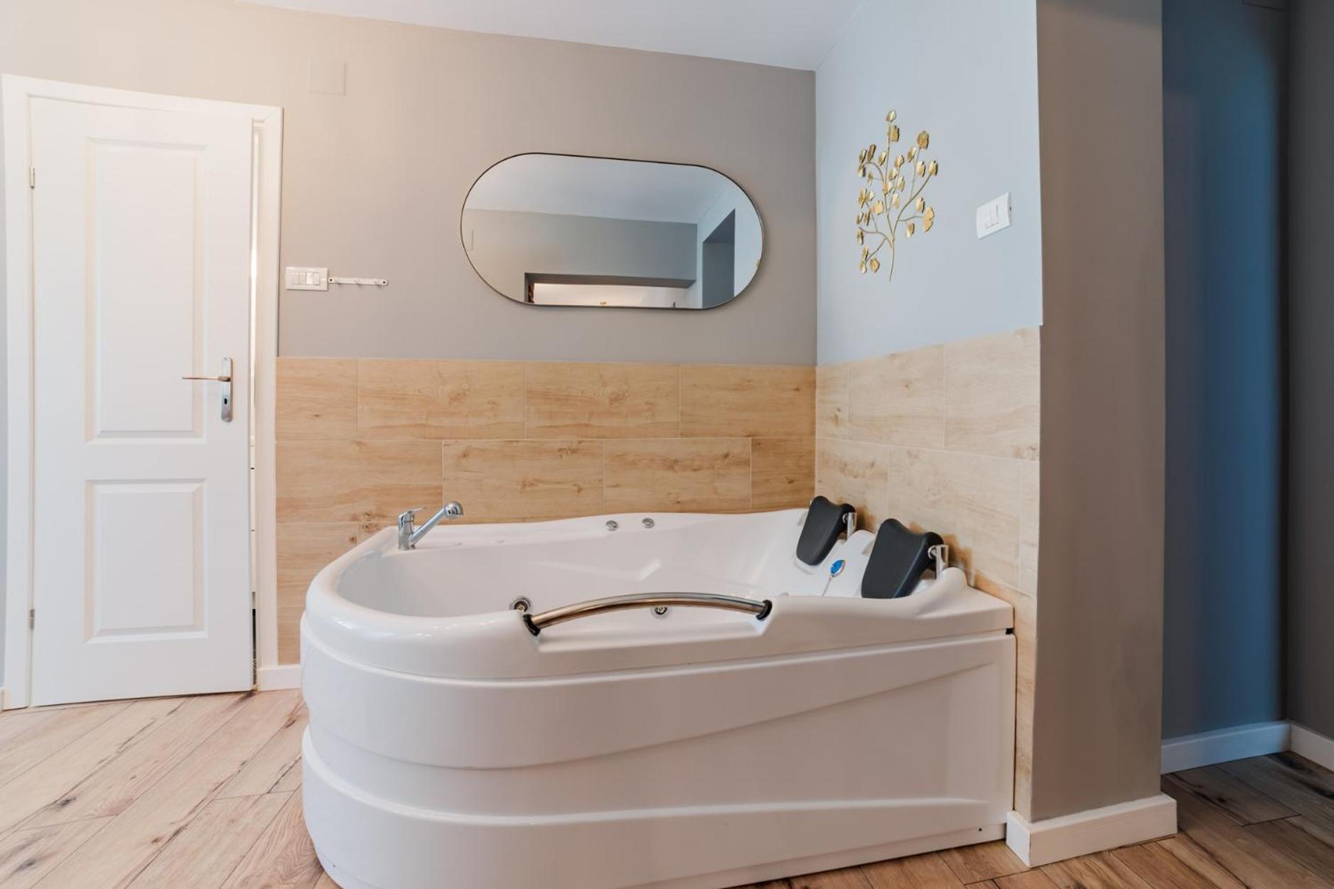 Romantic Jacuzzi Zamora Apartments -Adults Only view 5