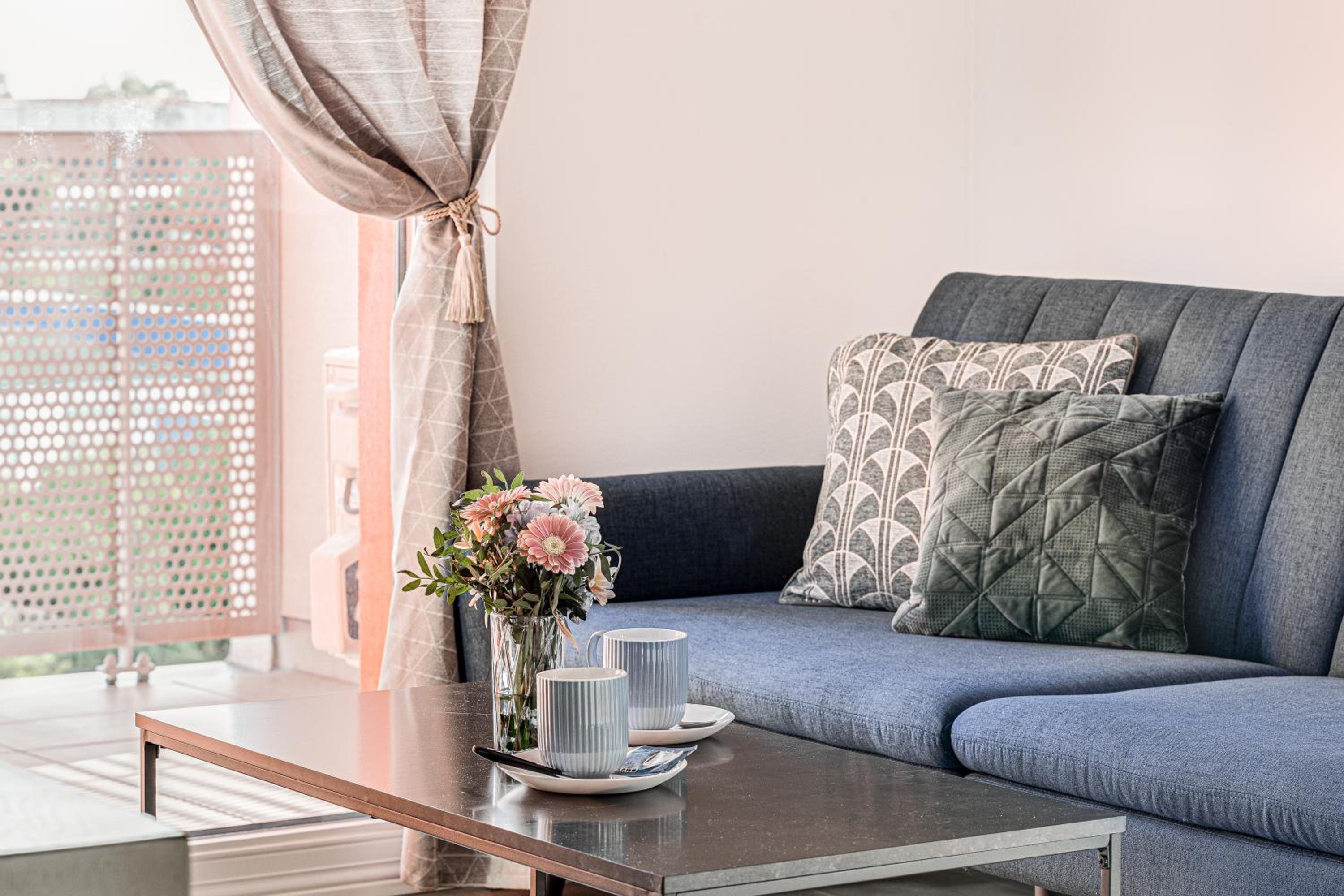 ARI - AFI Mall Luxurious Apartments with Free Parking view 2