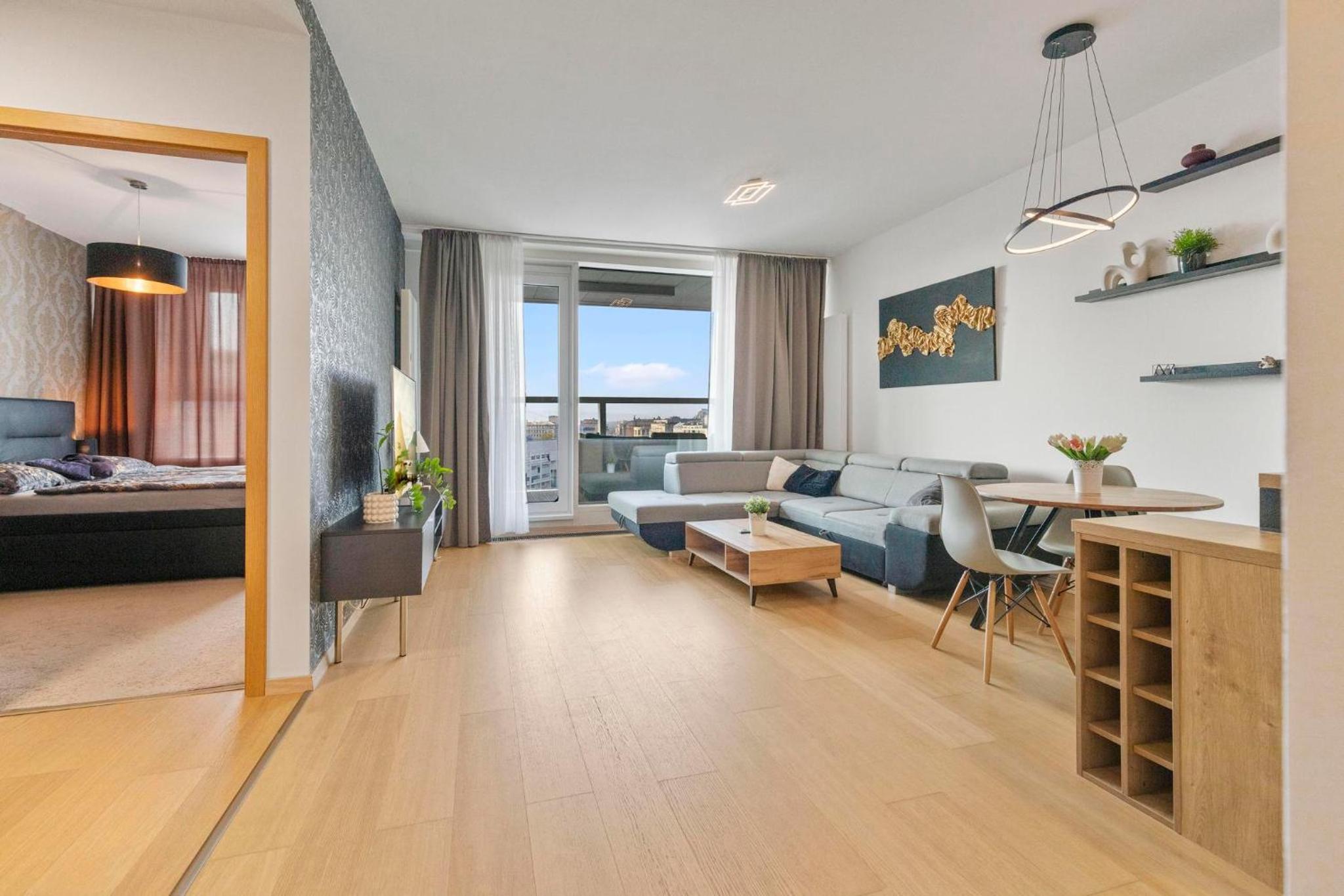 Panorama City apartment in downtown area with free parking and castle view view 3