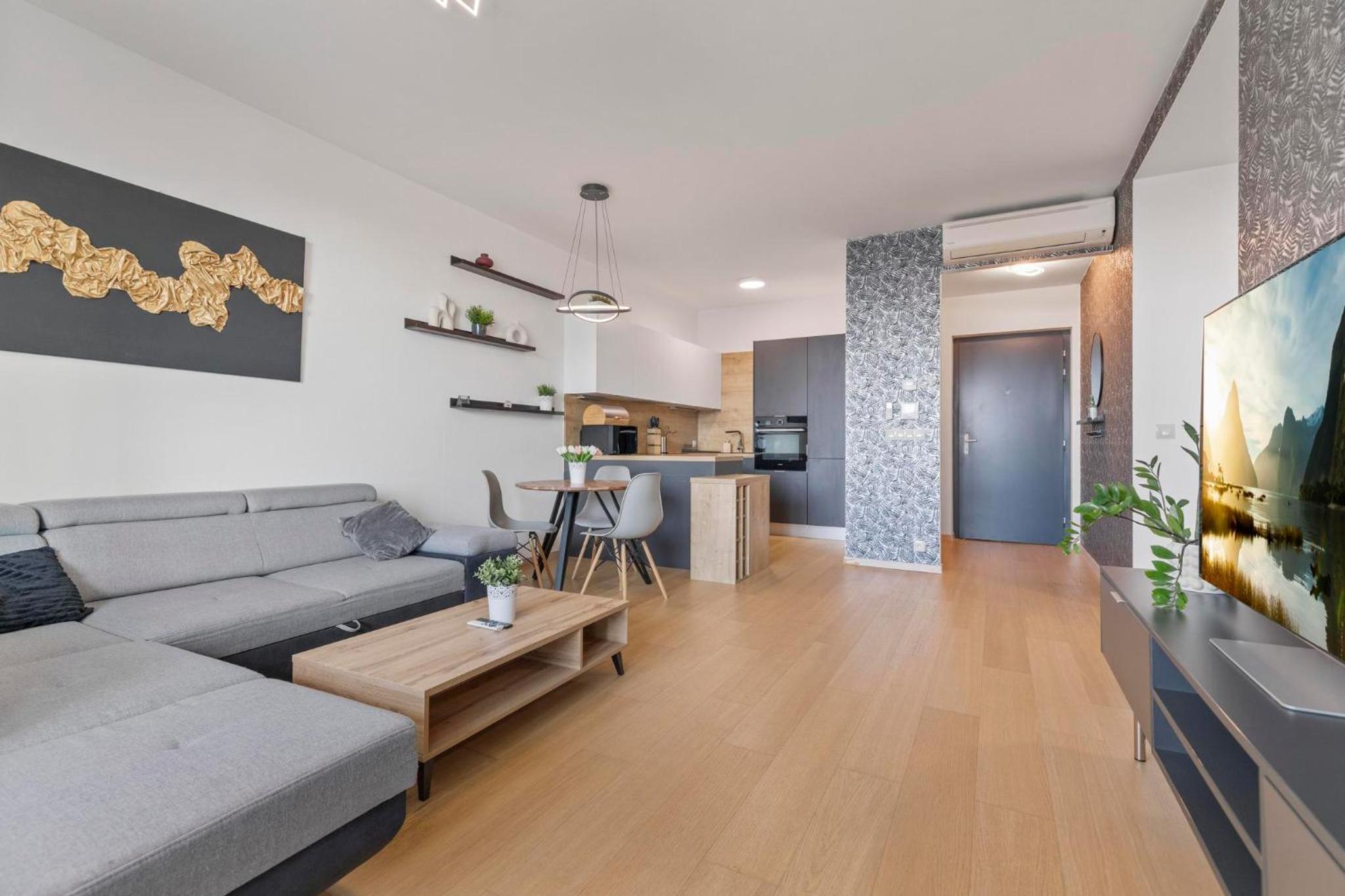 Panorama City apartment in downtown area with free parking and castle view view 4