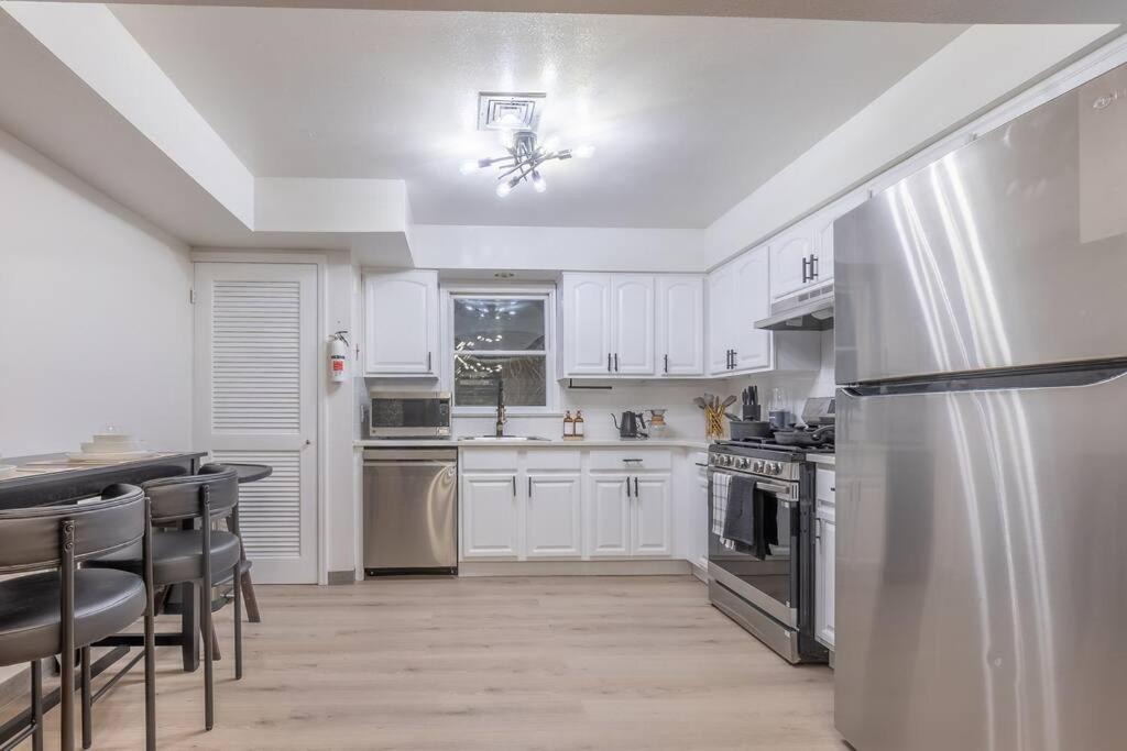 3BR Apt that Sleeps 10, By Newark Penn Train and Prudential Center view 5