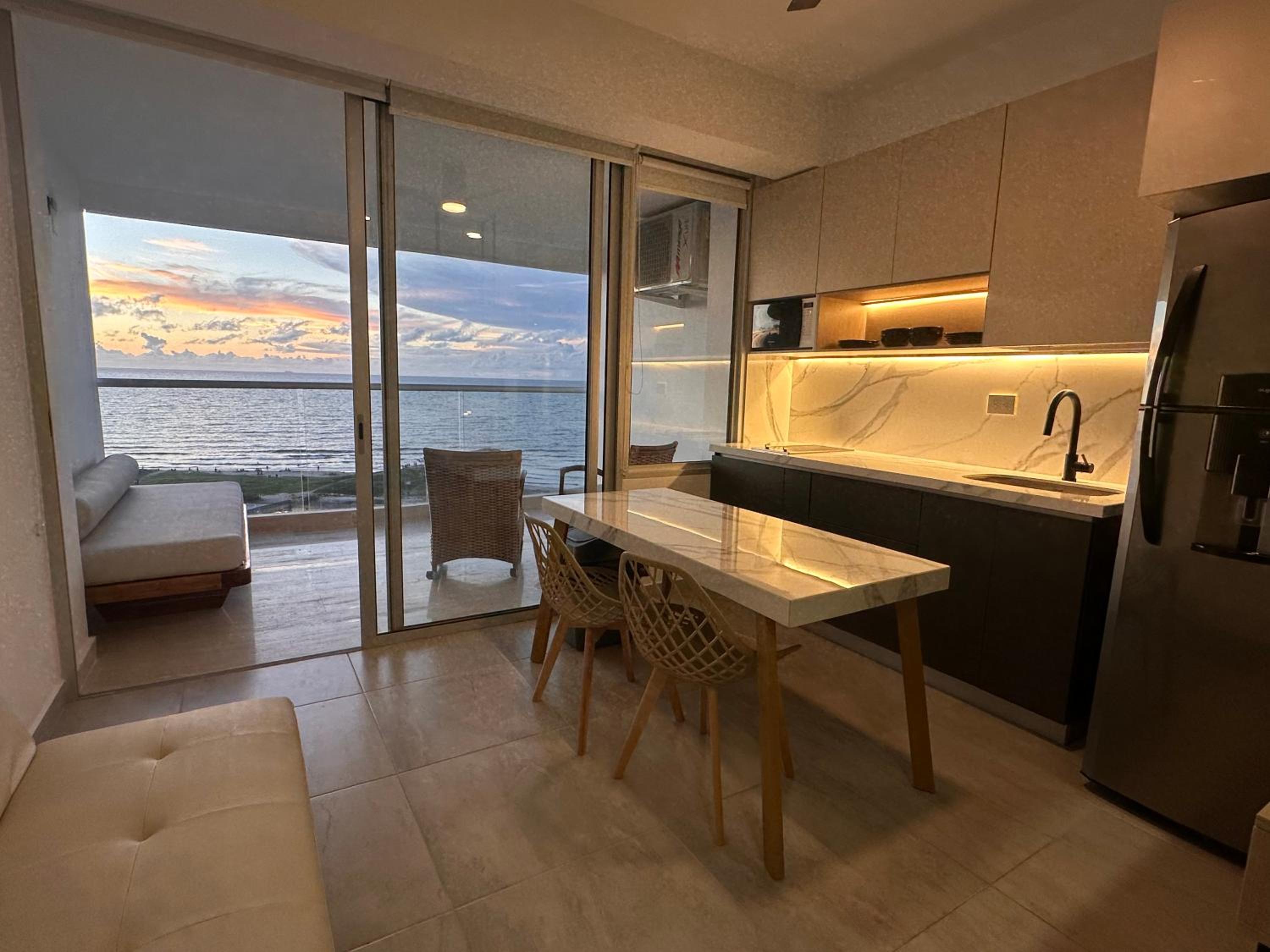 Panoramic Oceanview Loft Near Beach & Airport