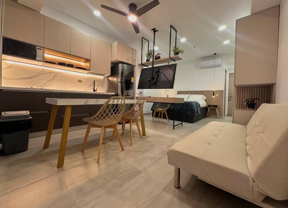 Panoramic Oceanview Loft Near Beach & Airport