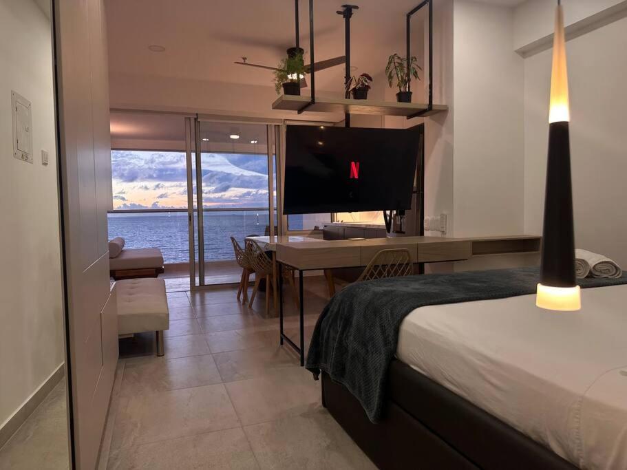Panoramic Oceanview Loft Near Beach & Airport