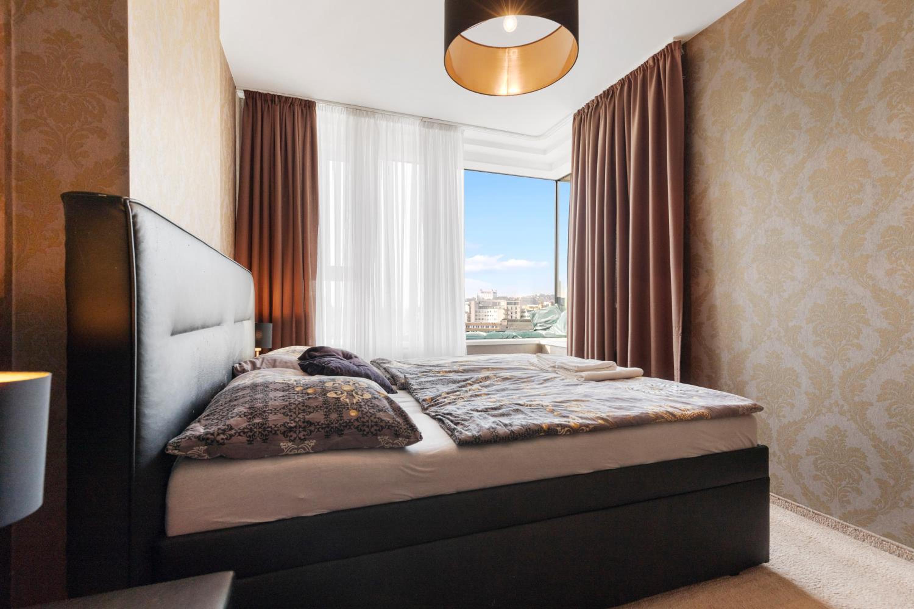Panorama City apartment in downtown area with free parking and castle view view 2