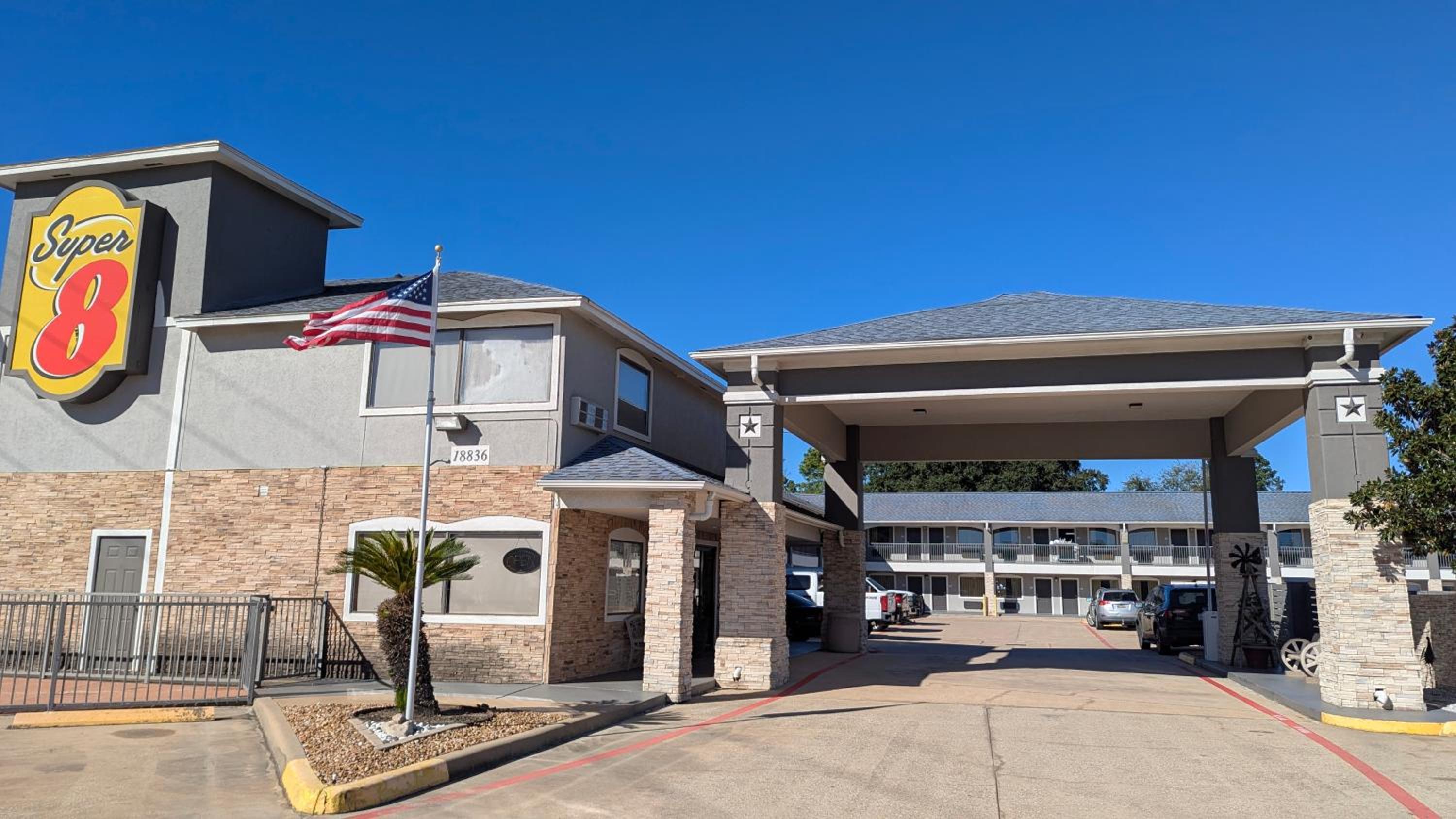 Hotel Super 8 by Wyndham Houston/Willowbrook Hwy 249 - Image 1