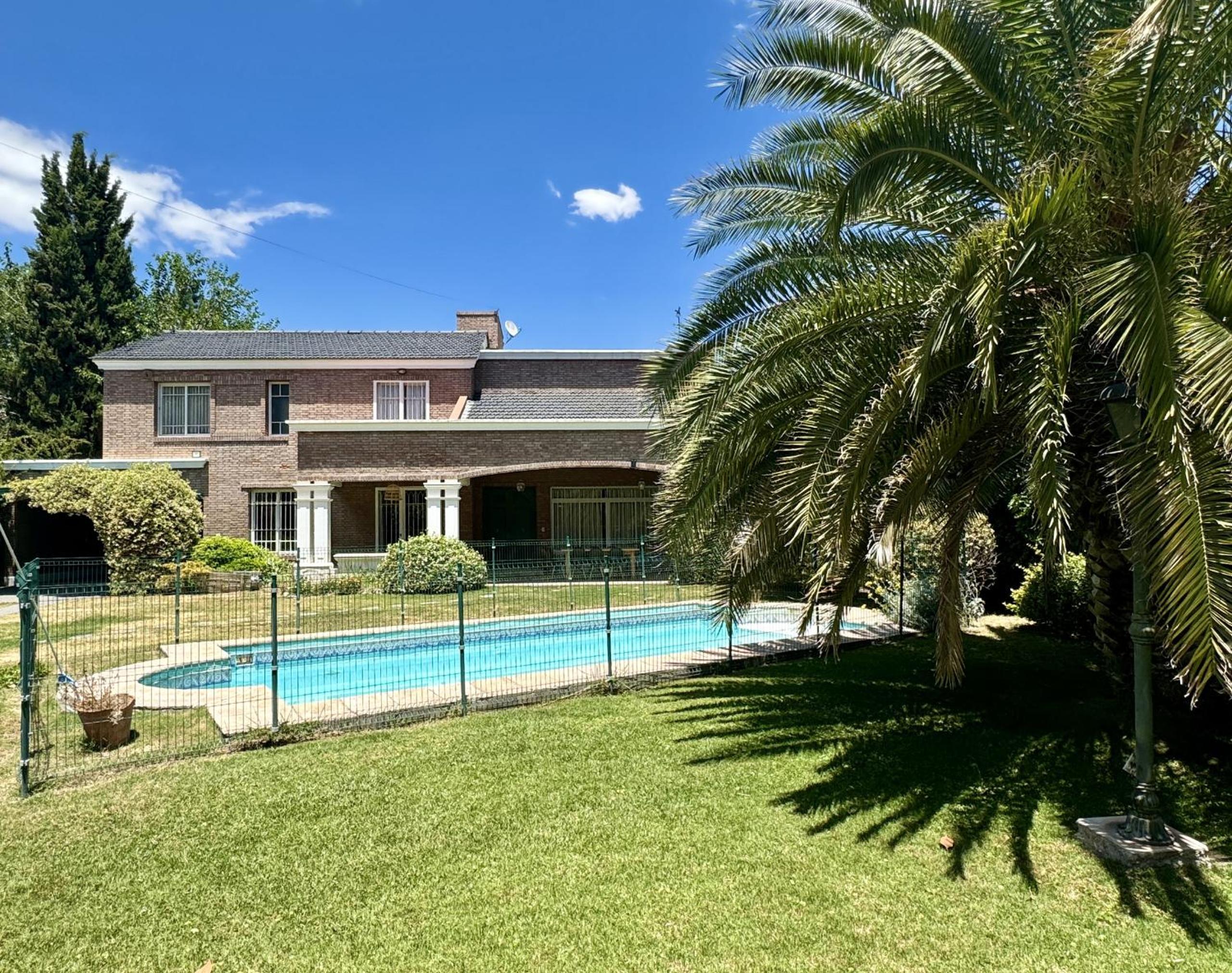 Villa Americana, con piscina en Chacras de coria.
