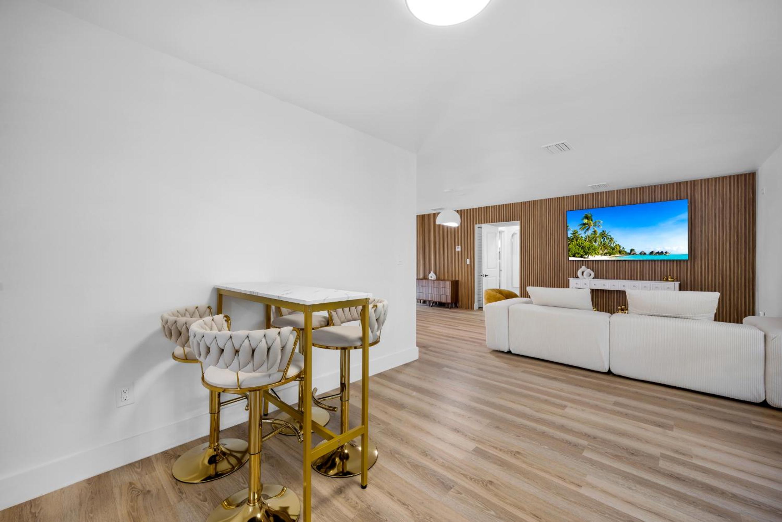 Tropical Villa Retreat with Private Pool & Peaceful Backyard - Stylish Escape in a Tranquil Residential Area