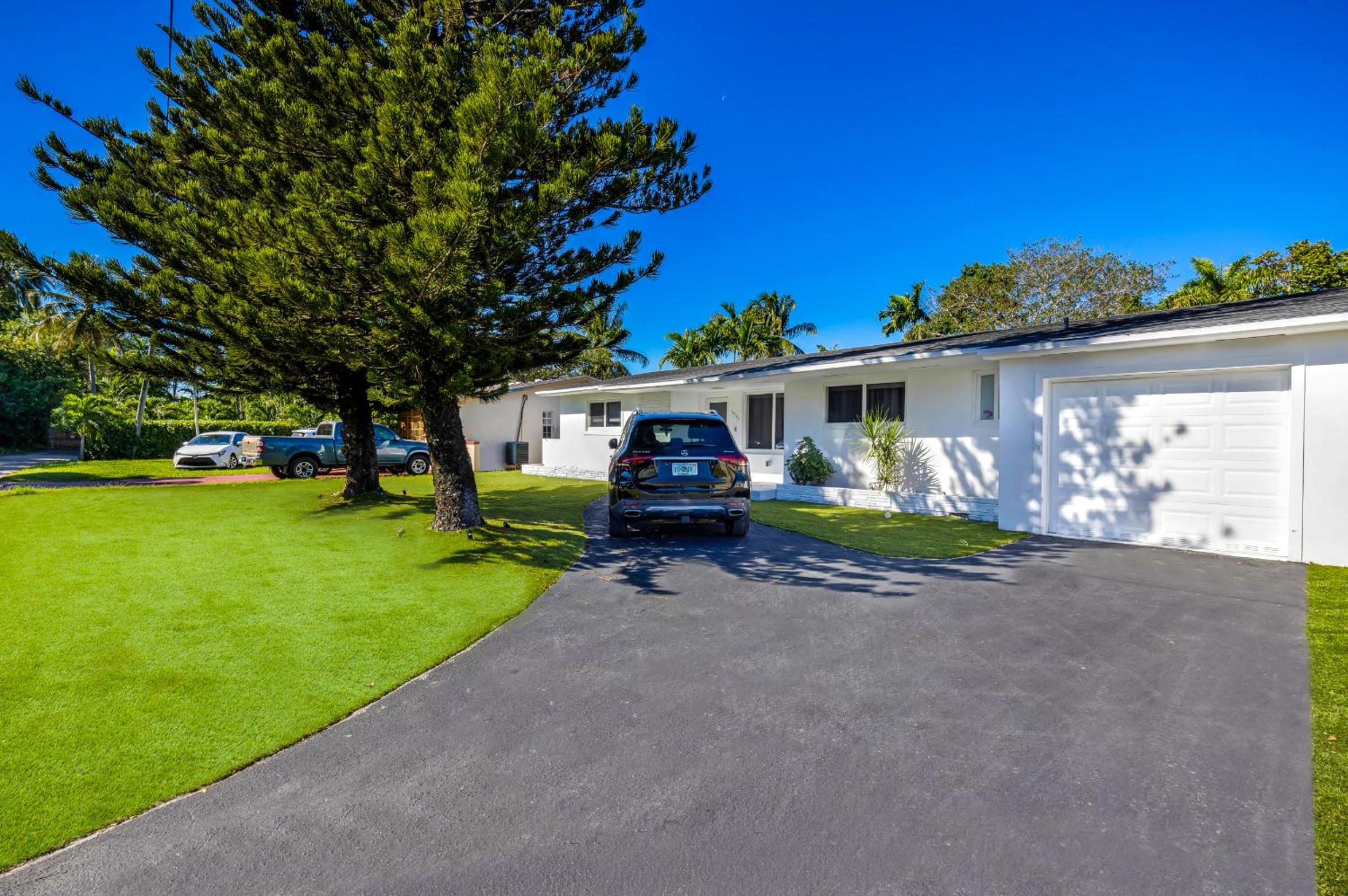 Tropical Villa Retreat with Private Pool & Peaceful Backyard - Stylish Escape in a Tranquil Residential Area