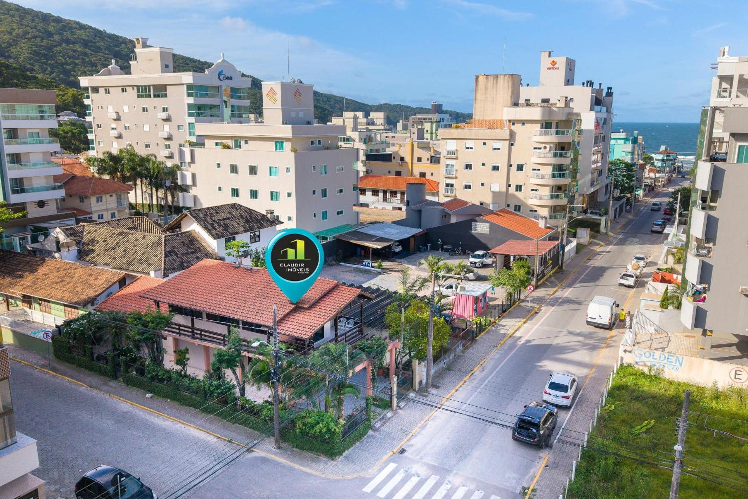 Casa de 2 andares com 4 dormitórios proximo a praia de Bombas