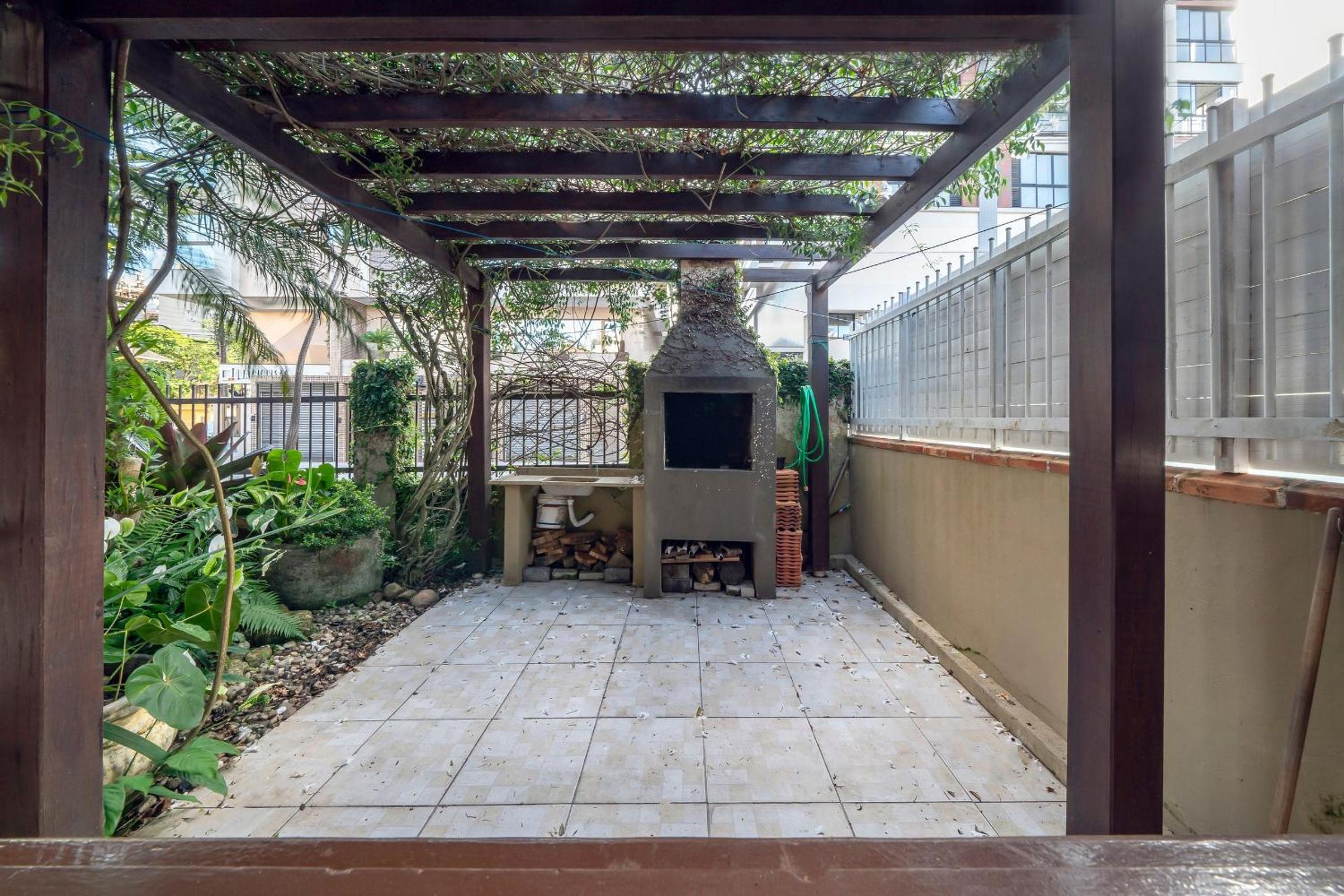 Casa de 2 andares com 4 dormitórios proximo a praia de Bombas