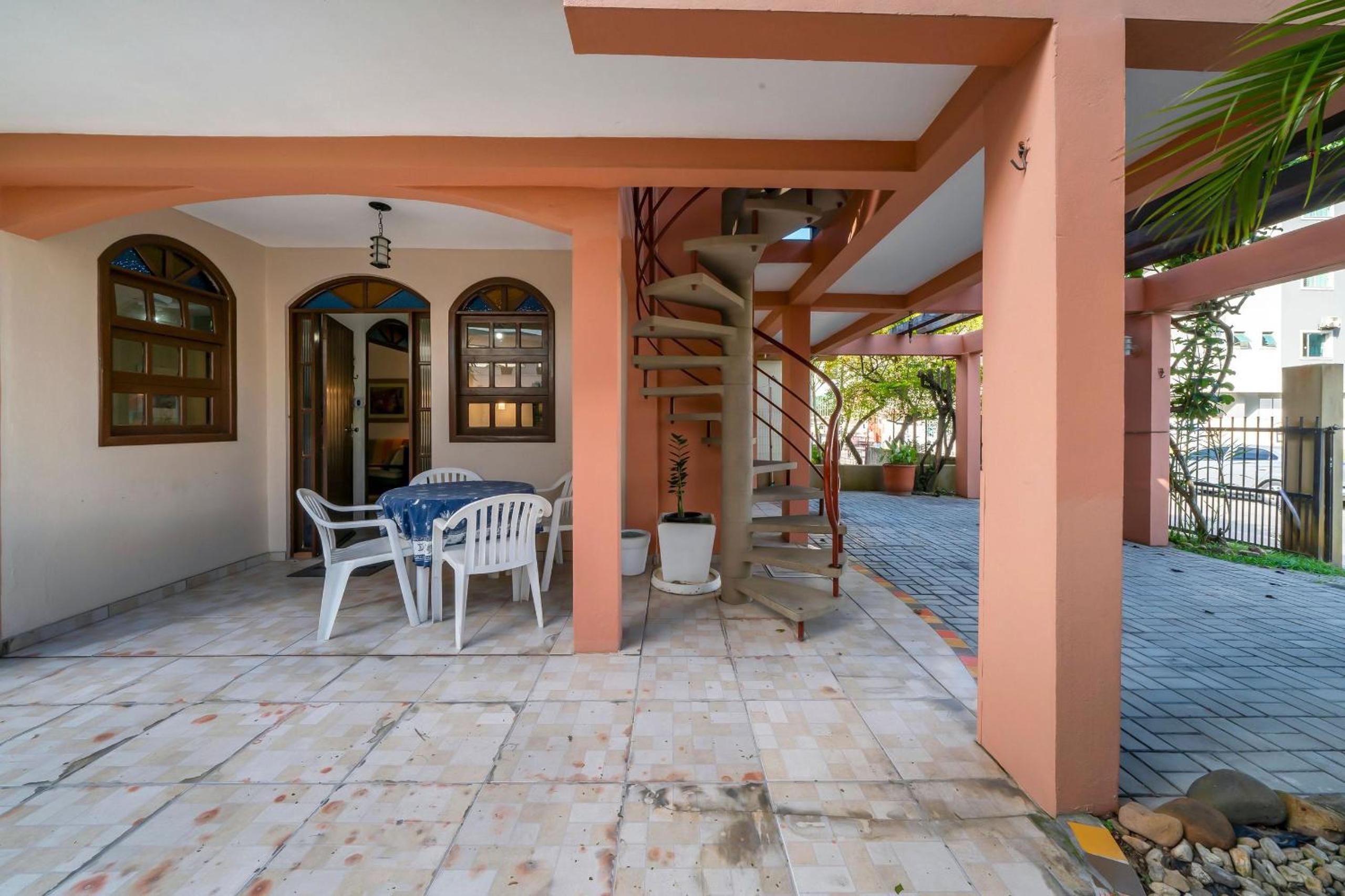 Casa de 2 andares com 4 dormitórios proximo a praia de Bombas