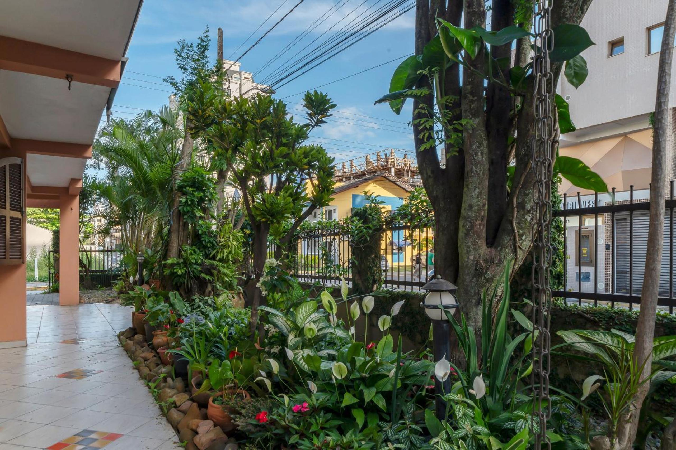Casa de 2 andares com 4 dormitórios proximo a praia de Bombas