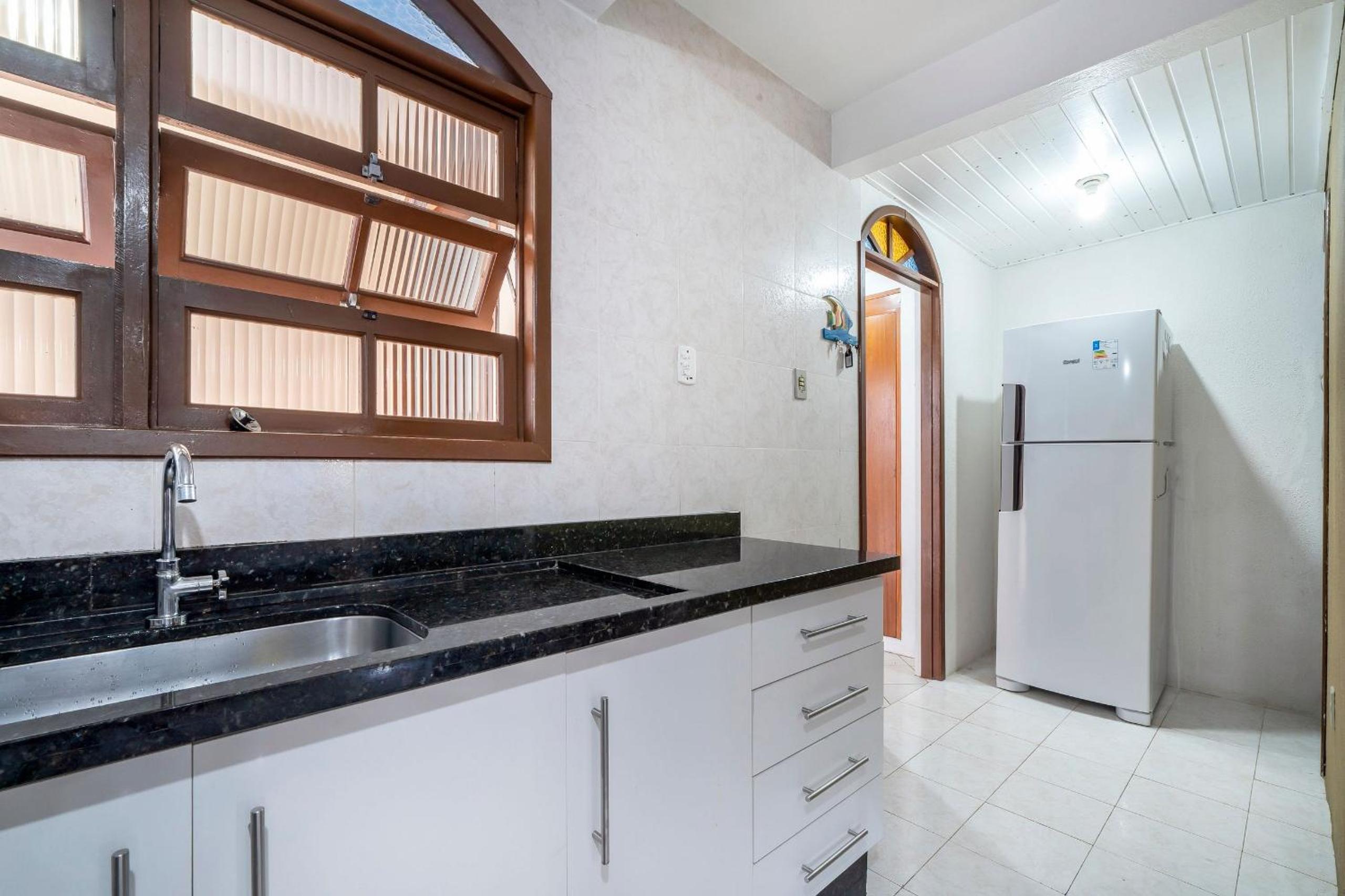 Casa de 2 andares com 4 dormitórios proximo a praia de Bombas