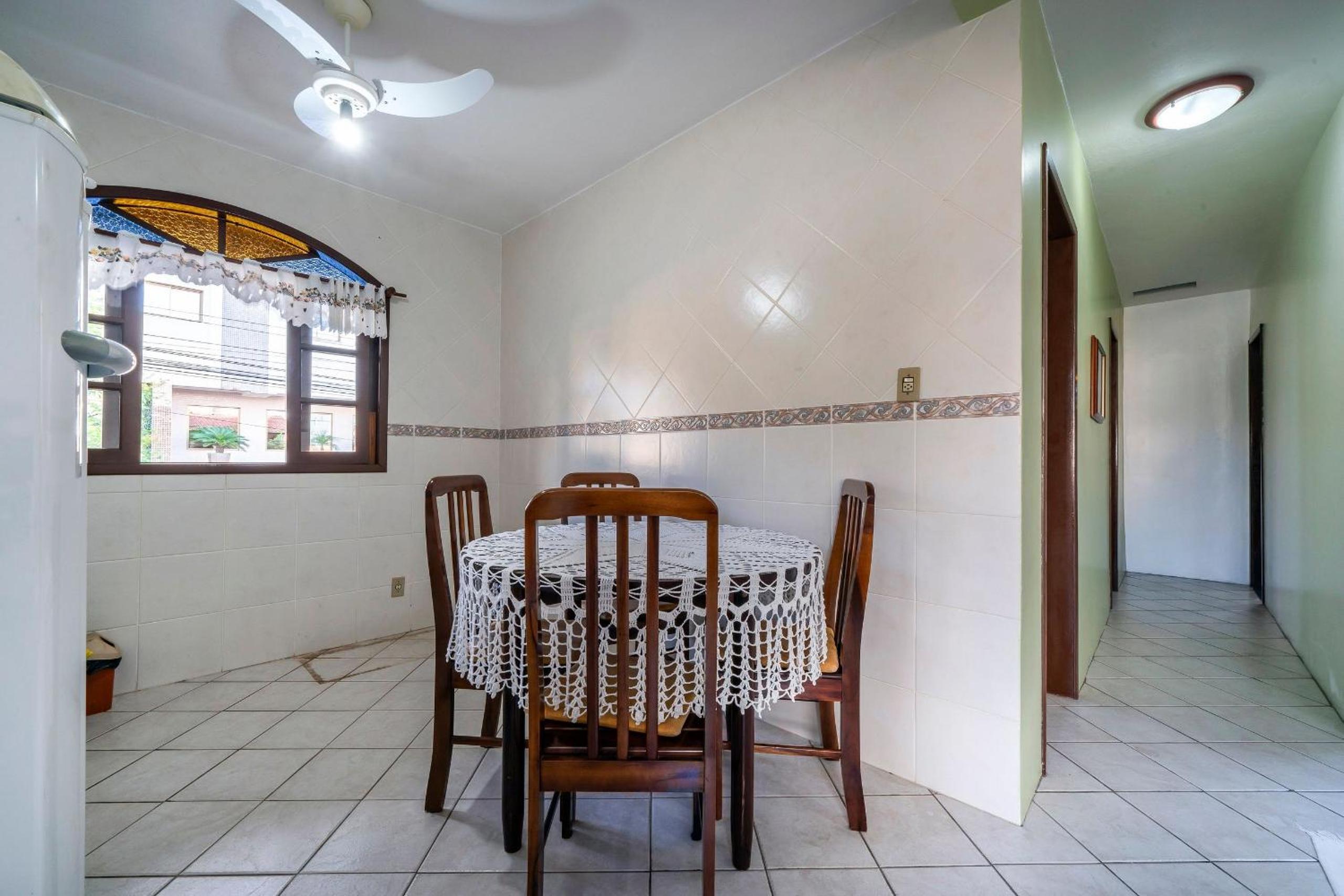 Casa de 2 andares com 4 dormitórios proximo a praia de Bombas