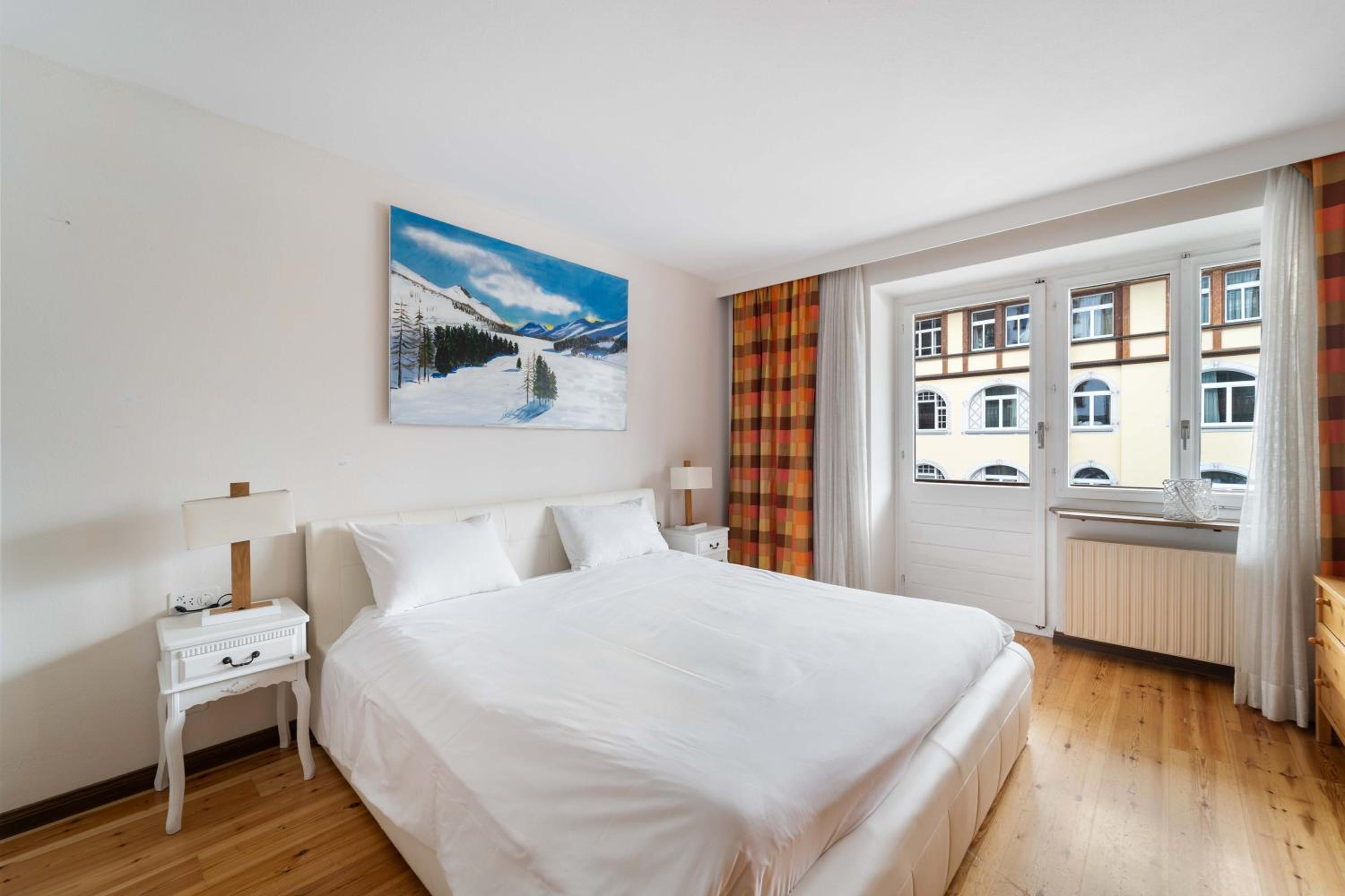 St Moritz 2bedr apt parking lake view