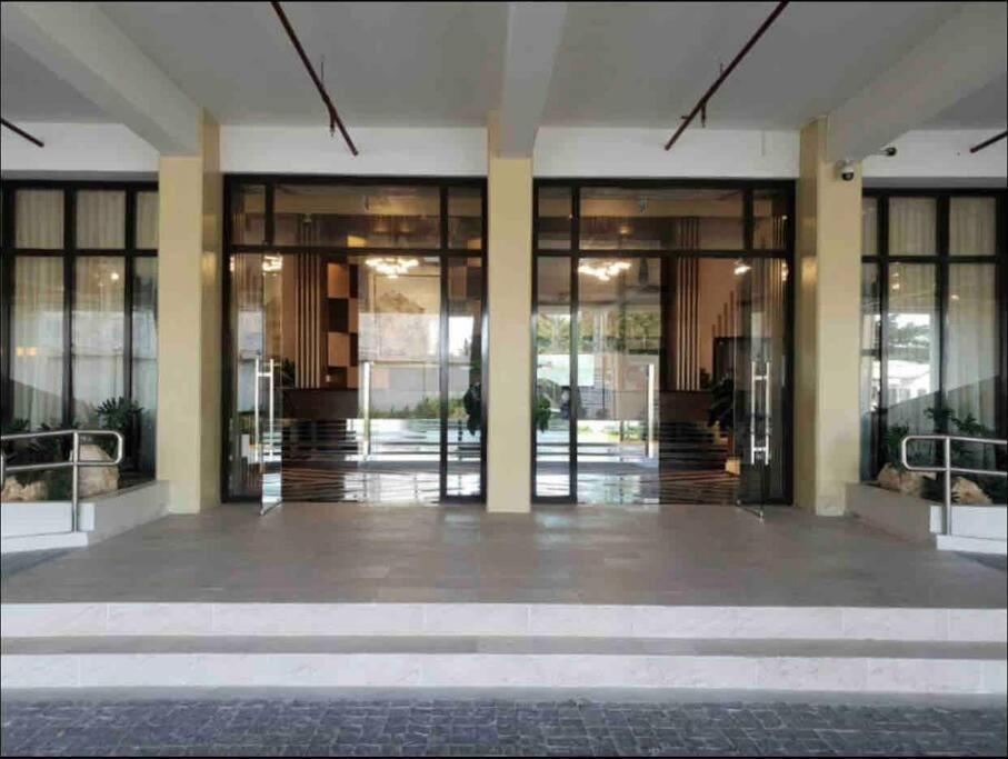 Studio Unit near Ayala and SM Cebu with FREE Netflix, Disney plus and YouTube view 3