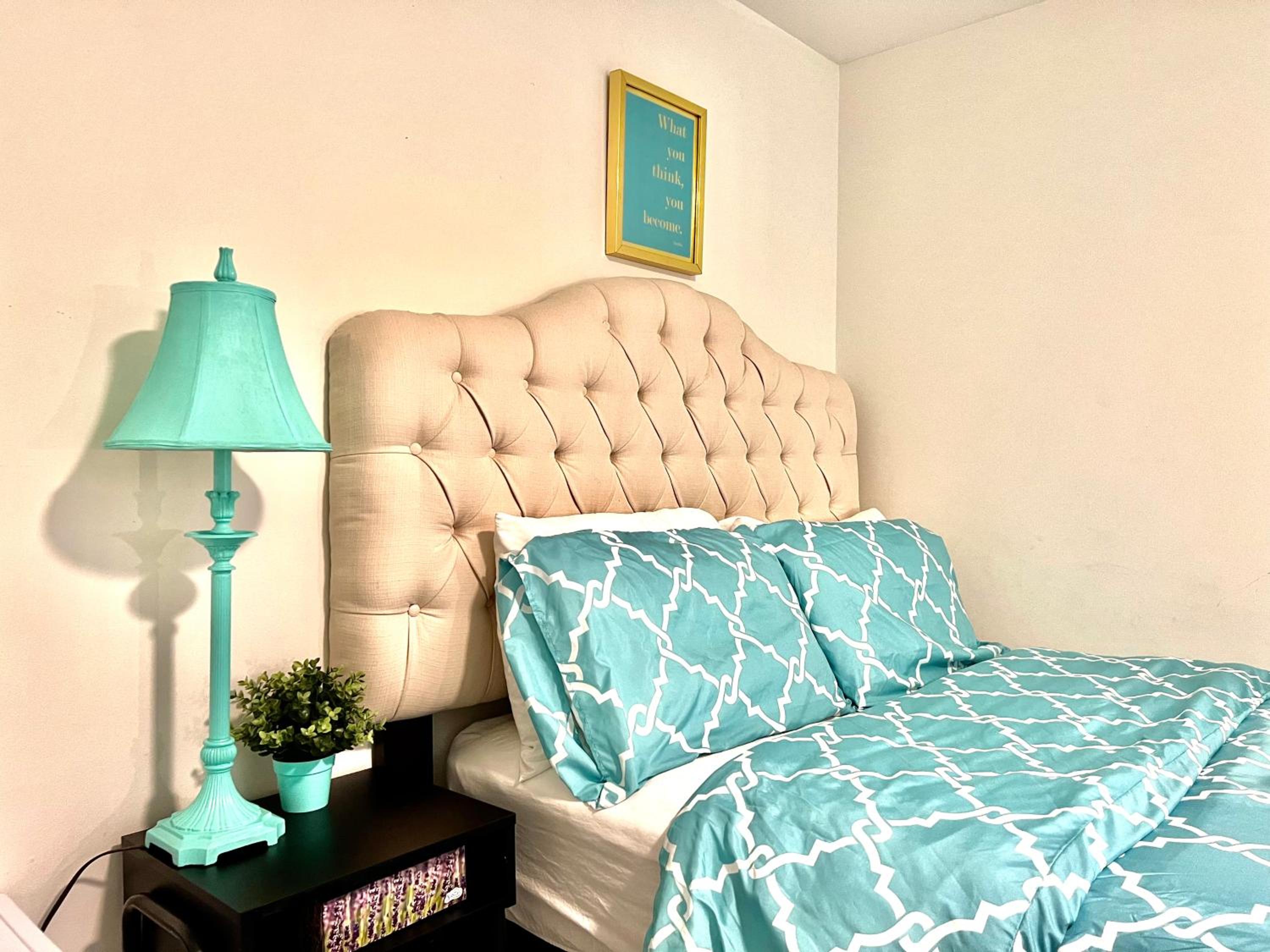 Private Room with Shared Bathroom with Another Unit, 10 Minutes Walk to University of Washington view 3