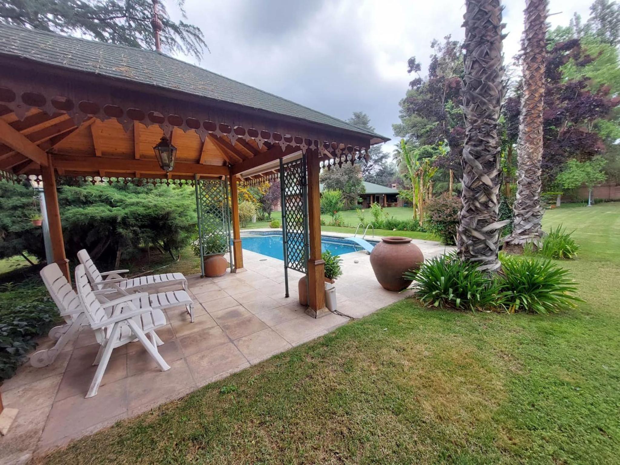 Casa Cavas Magnolia, con Cava de Vinos en Chacras!