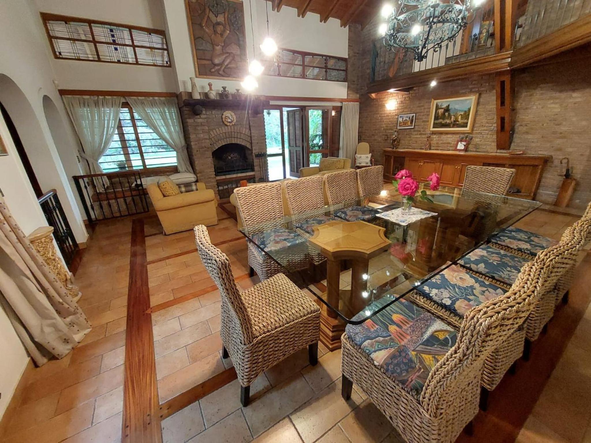 Casa Cavas Magnolia, con Cava de Vinos en Chacras!