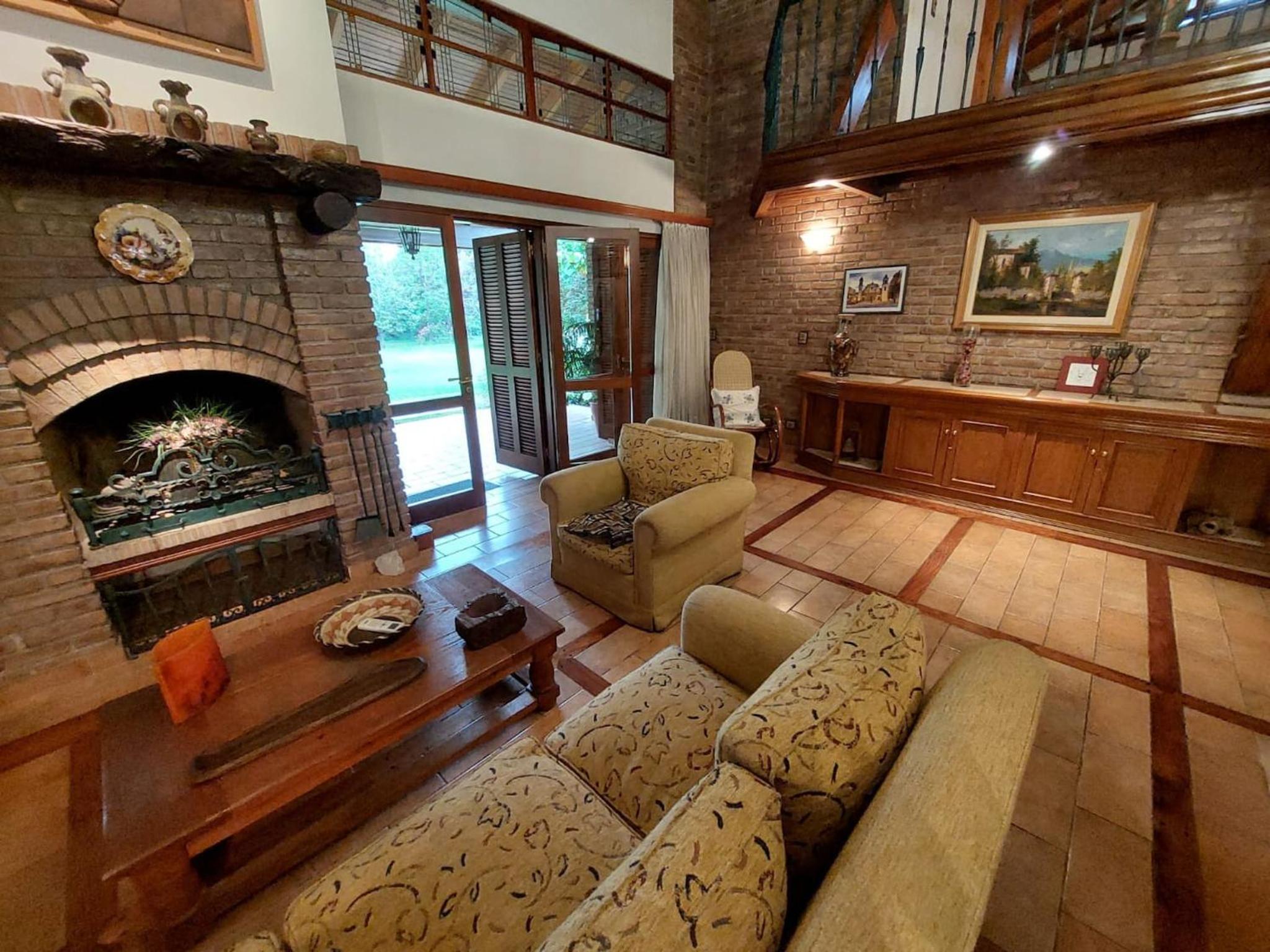 Casa Cavas Magnolia, con Cava de Vinos en Chacras!