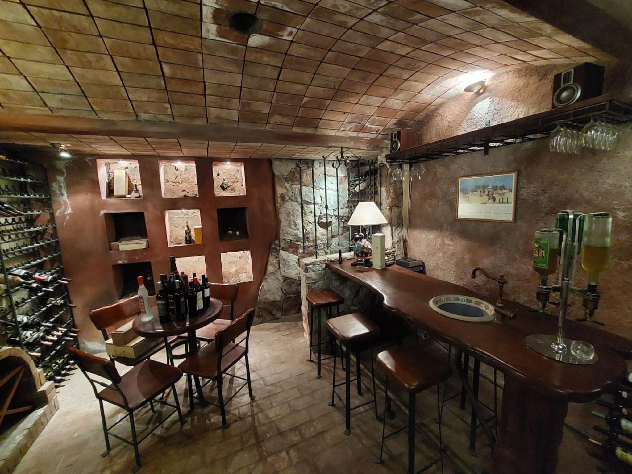 Casa Cavas Magnolia, con Cava de Vinos en Chacras!