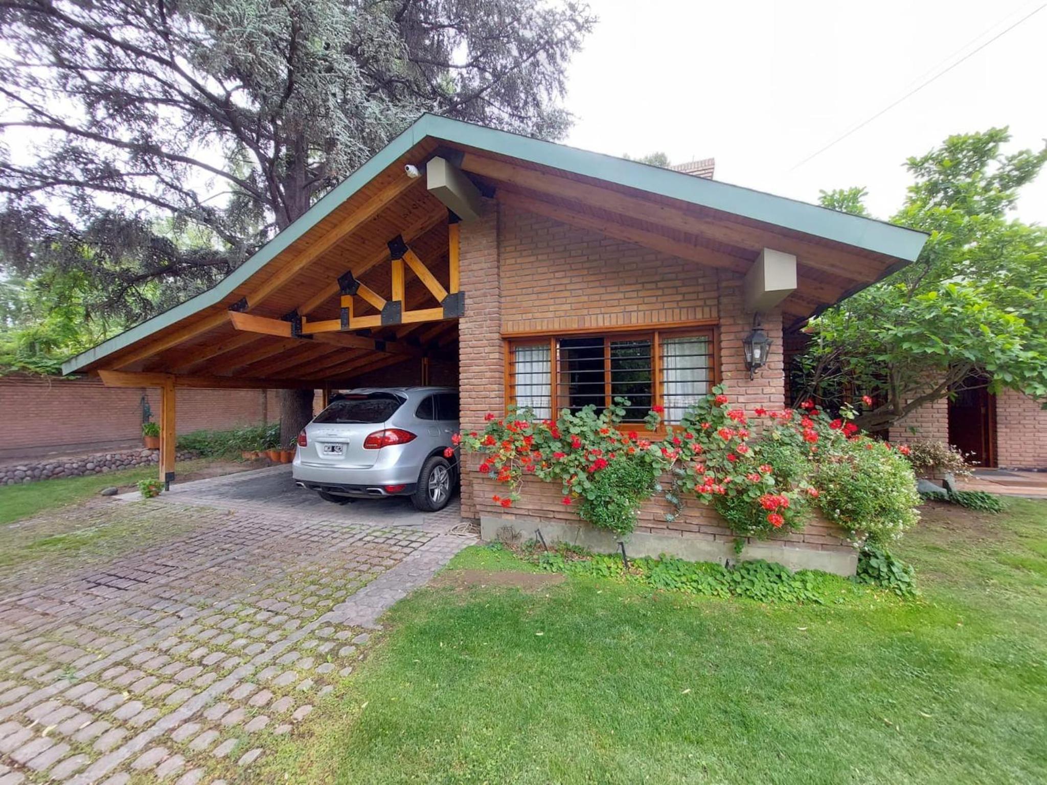 Casa Cavas Magnolia, con Cava de Vinos en Chacras!