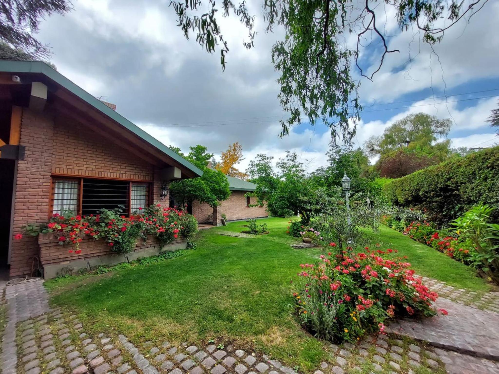 Casa Cavas Magnolia, con Cava de Vinos en Chacras!
