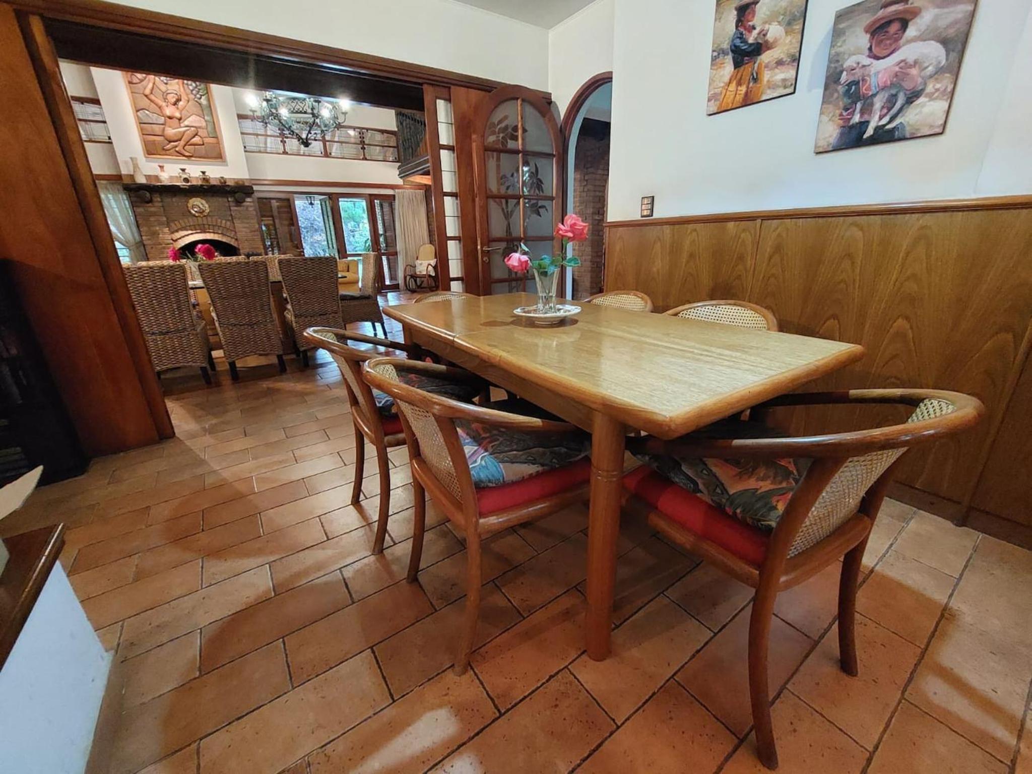 Casa Cavas Magnolia, con Cava de Vinos en Chacras!