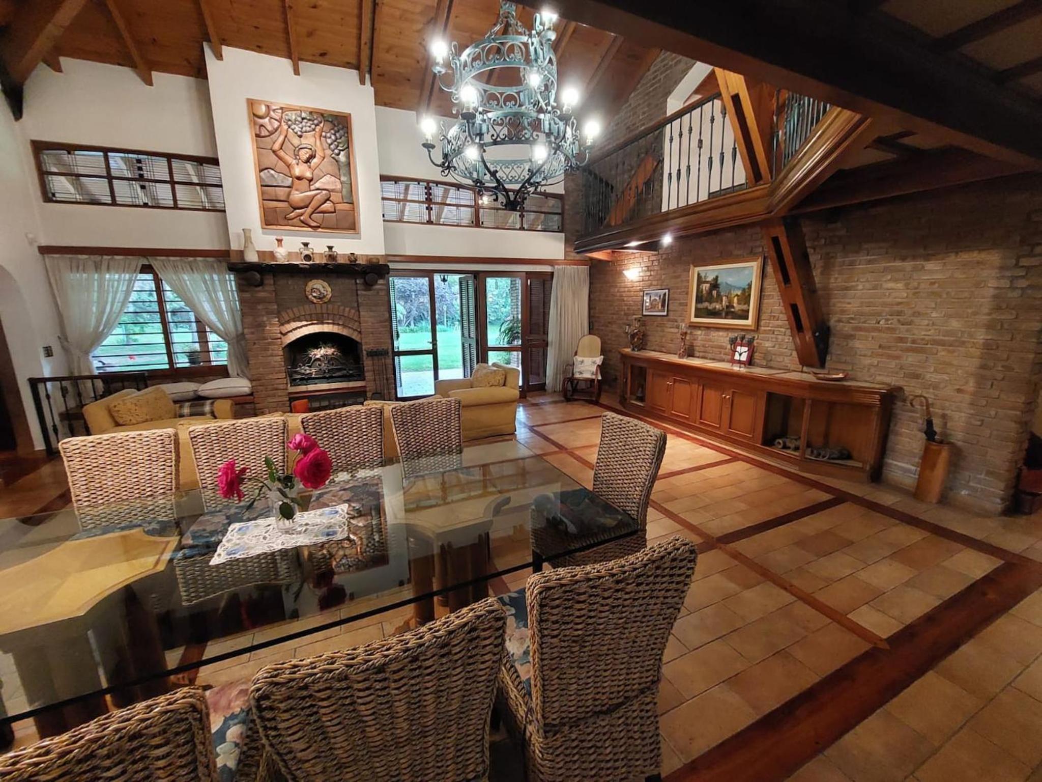 Casa Cavas Magnolia, con Cava de Vinos en Chacras!