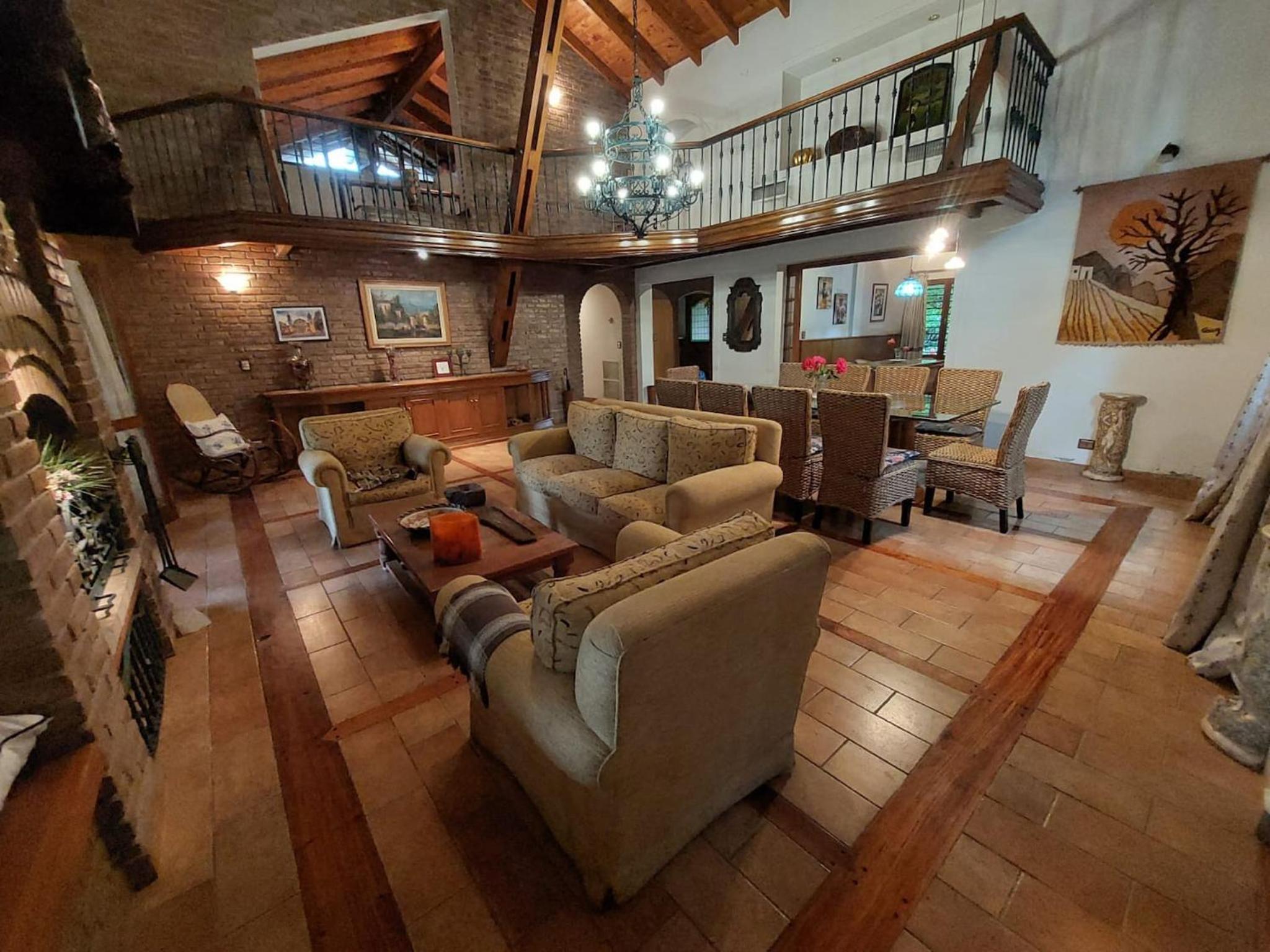Casa Cavas Magnolia, con Cava de Vinos en Chacras!