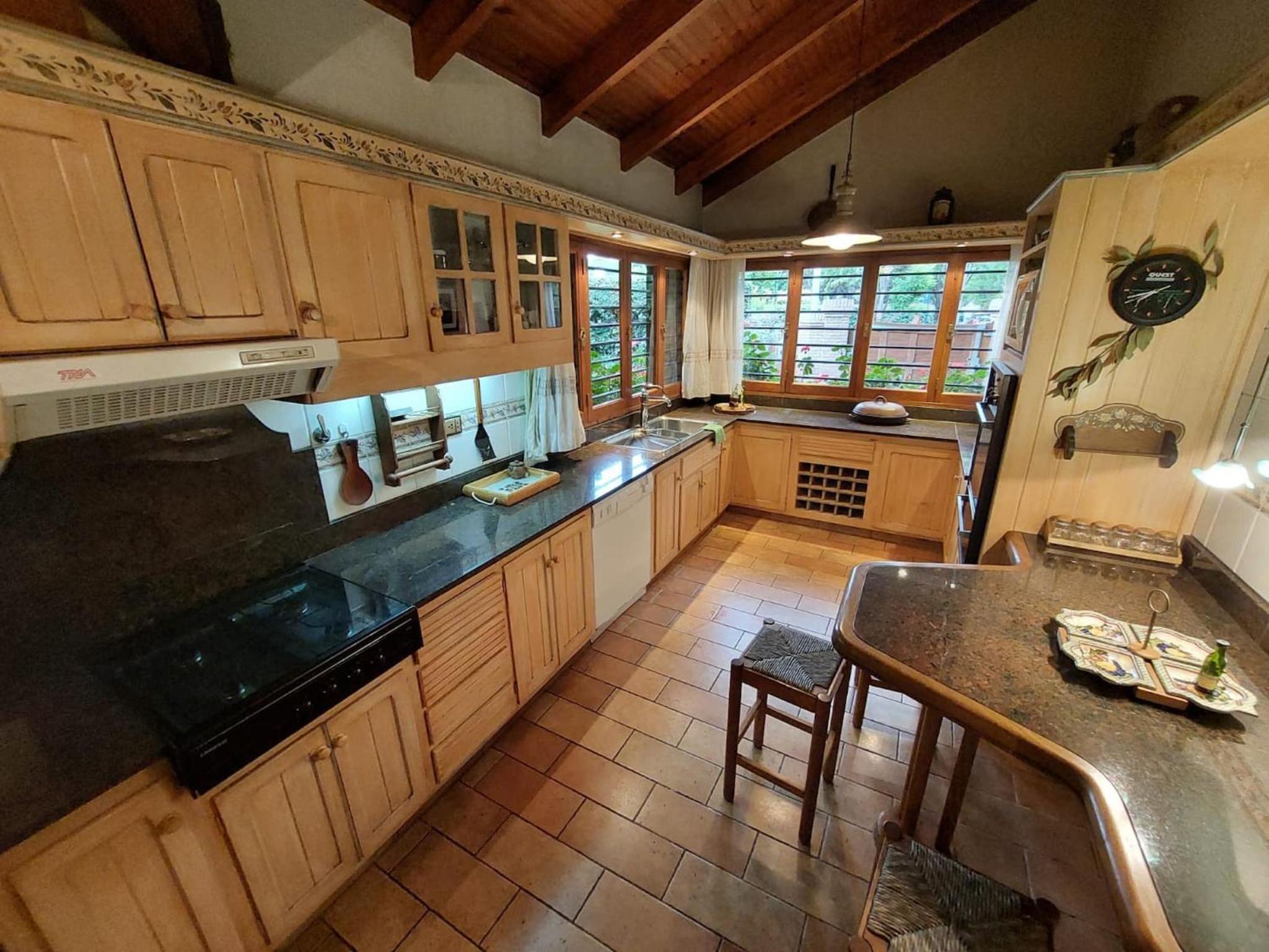 Casa Cavas Magnolia, con Cava de Vinos en Chacras!