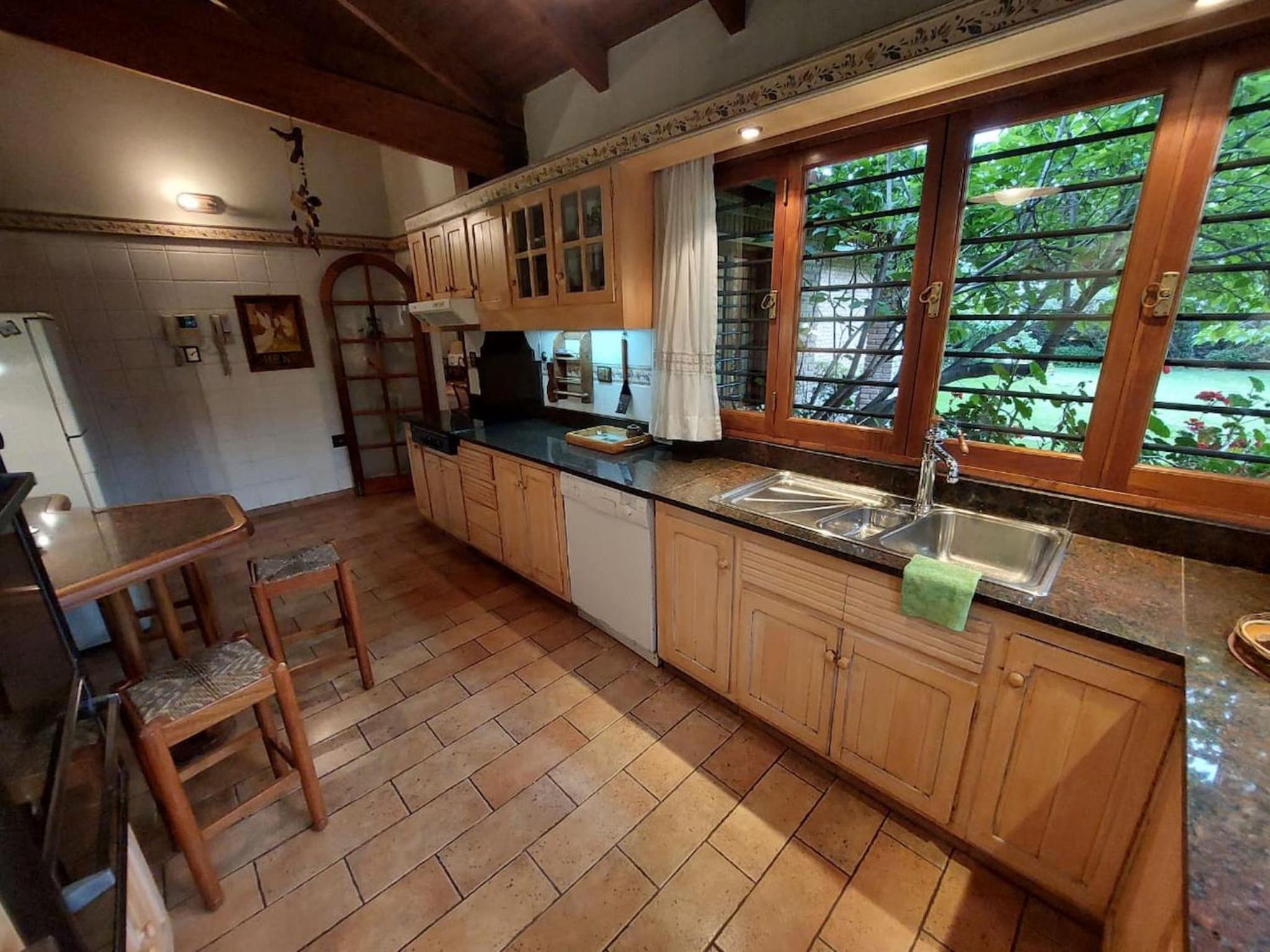 Casa Cavas Magnolia, con Cava de Vinos en Chacras!