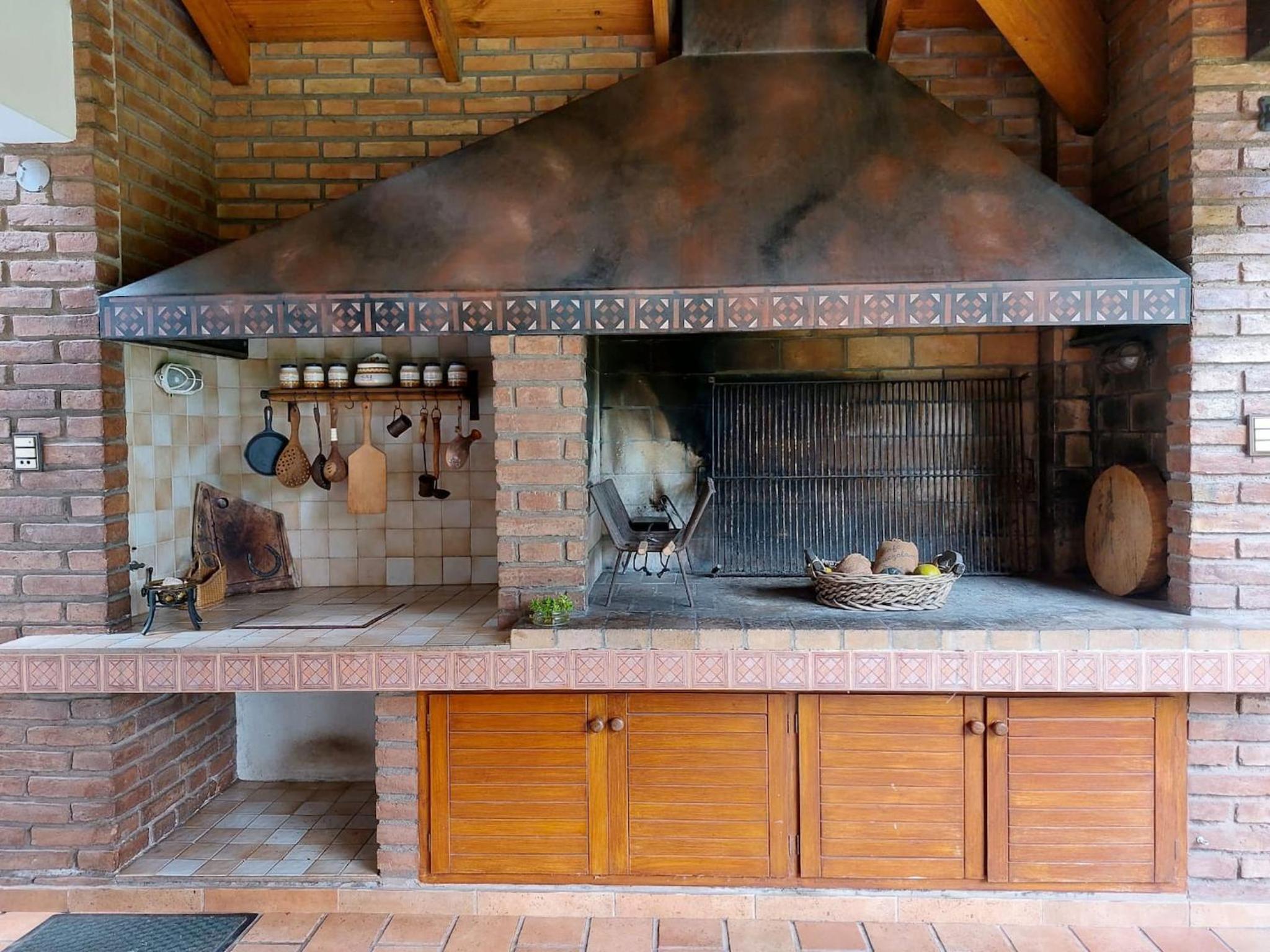 Casa Cavas Magnolia, con Cava de Vinos en Chacras!