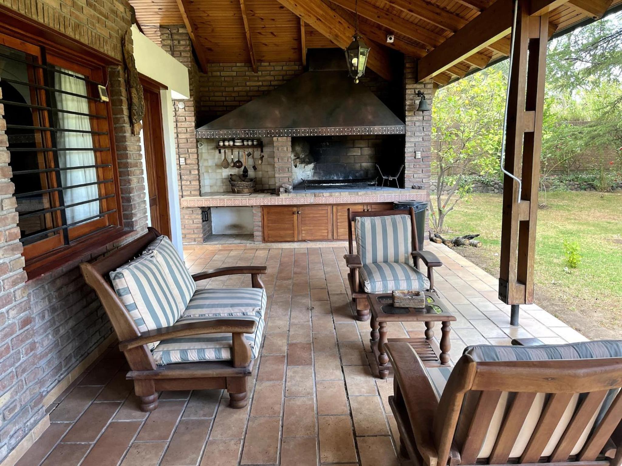 Casa Cavas Magnolia, con Cava de Vinos en Chacras!