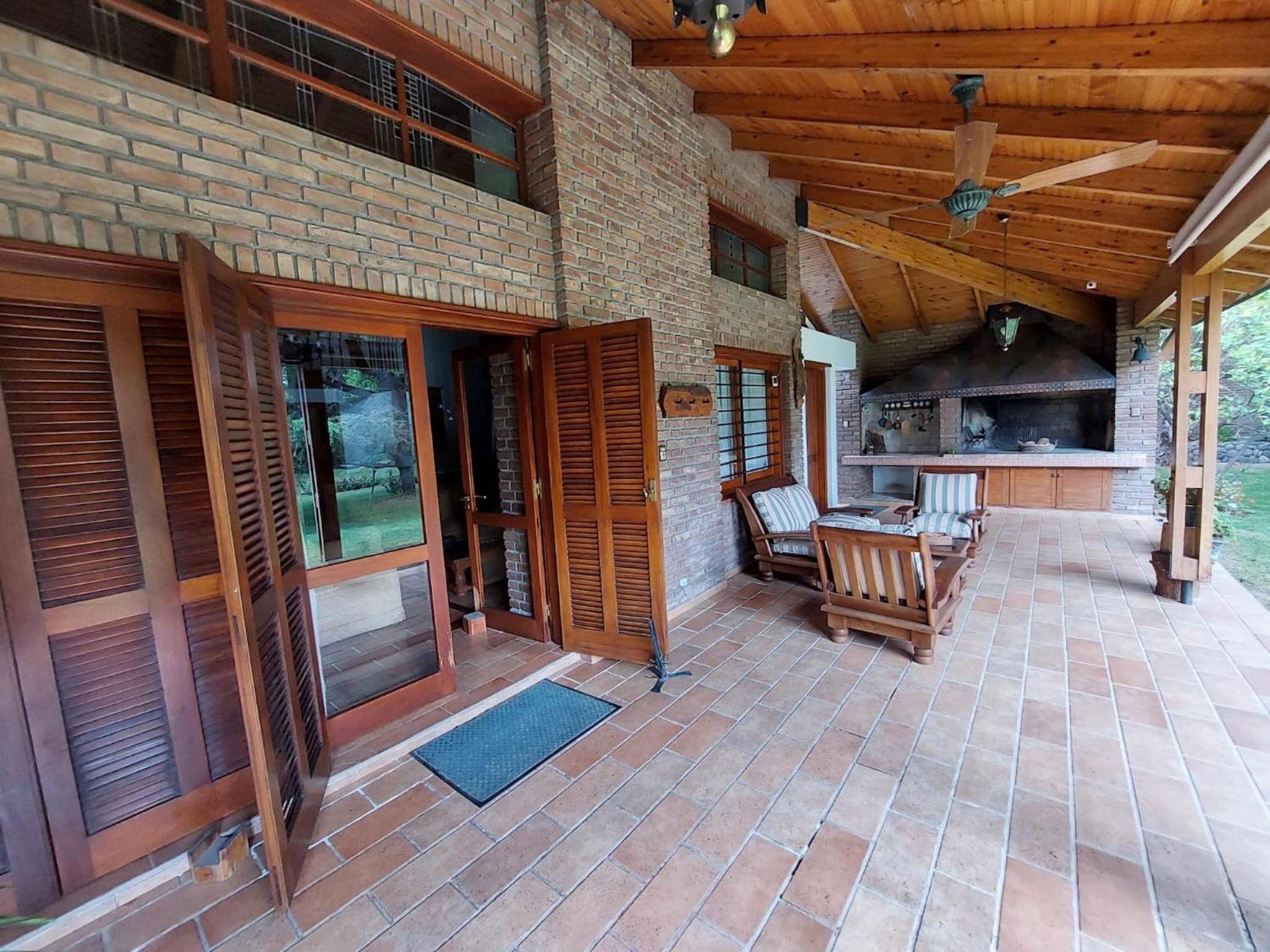Casa Cavas Magnolia, con Cava de Vinos en Chacras!