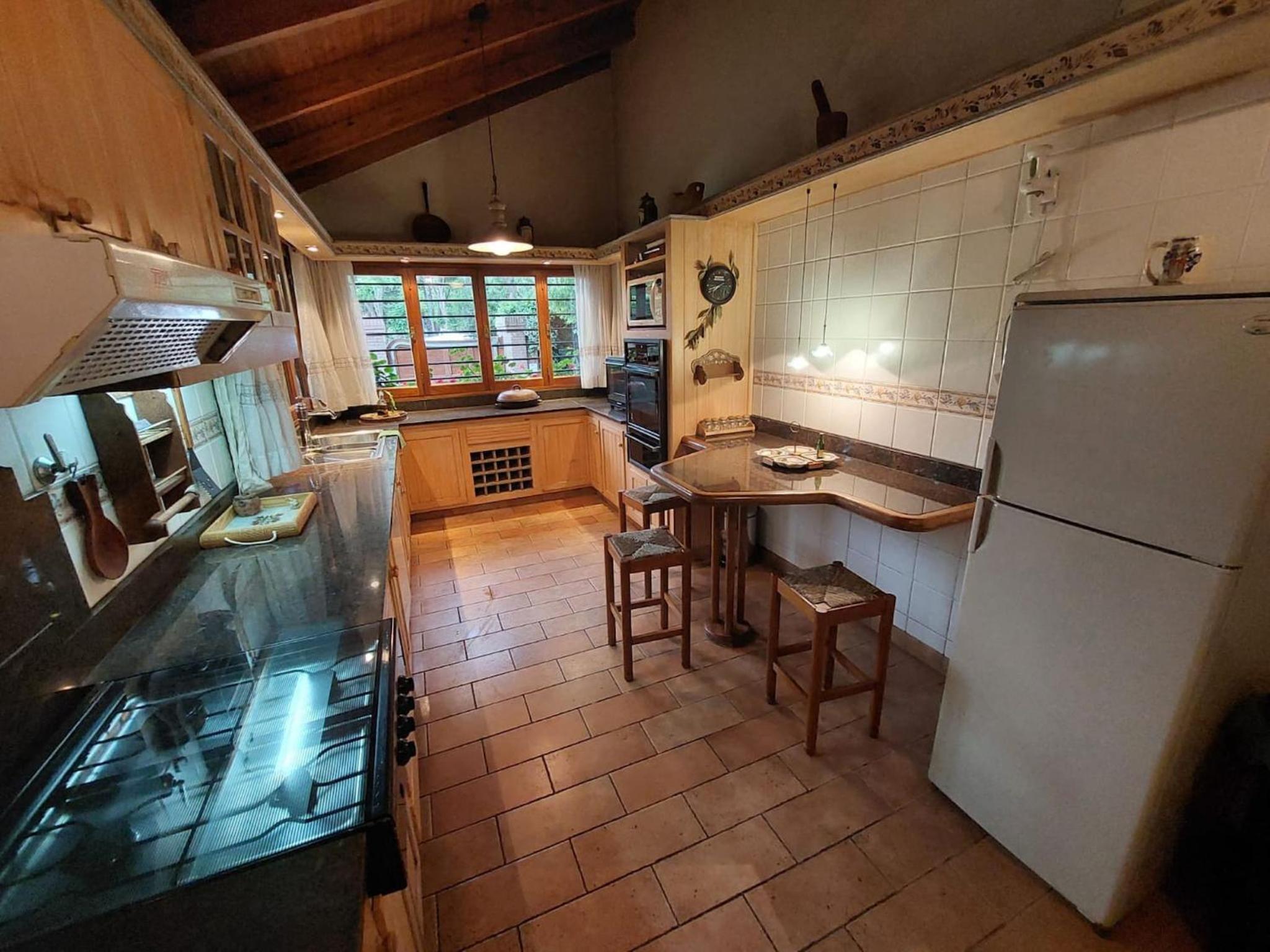 Casa Cavas Magnolia, con Cava de Vinos en Chacras!