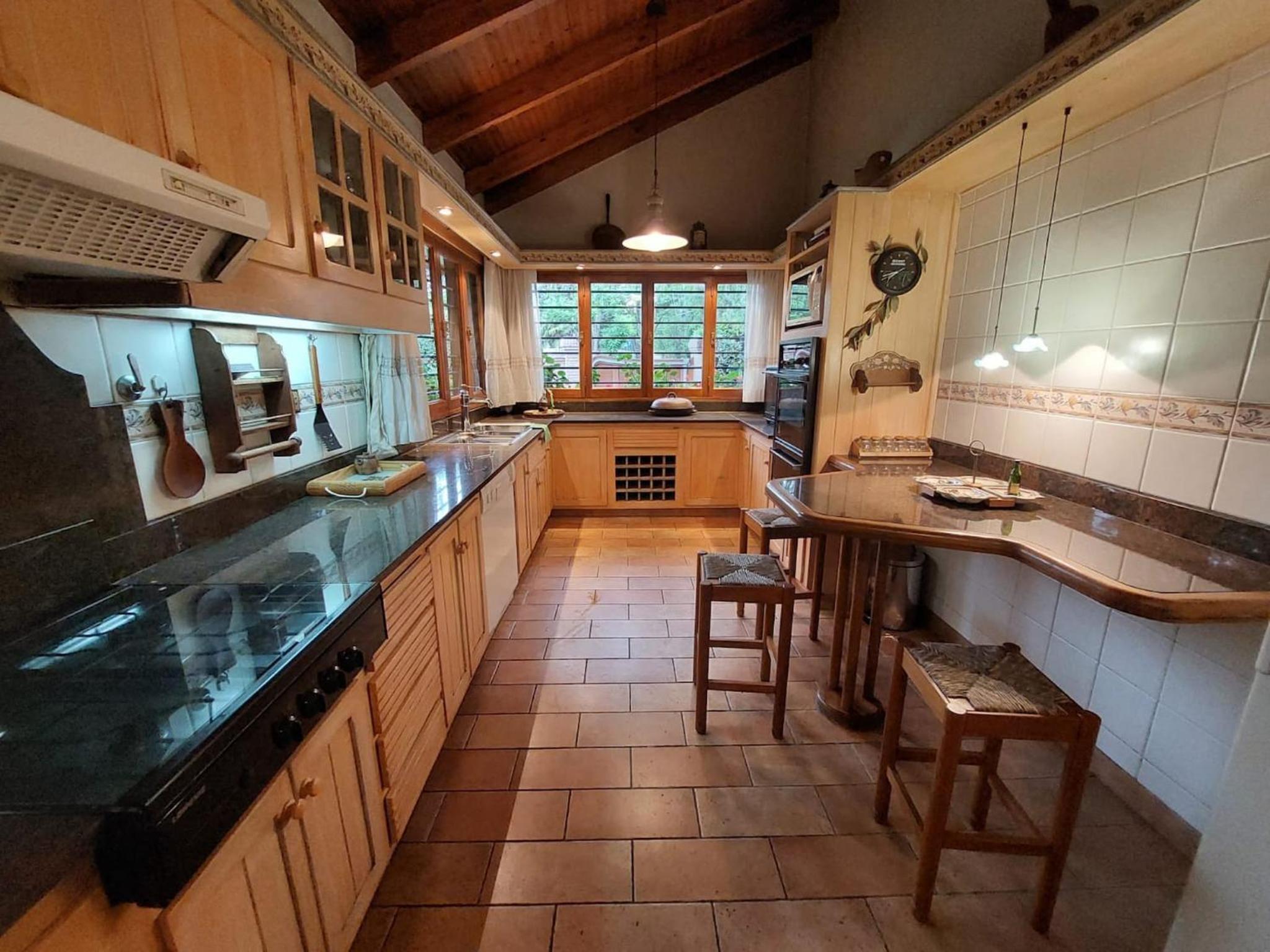 Casa Cavas Magnolia, con Cava de Vinos en Chacras!