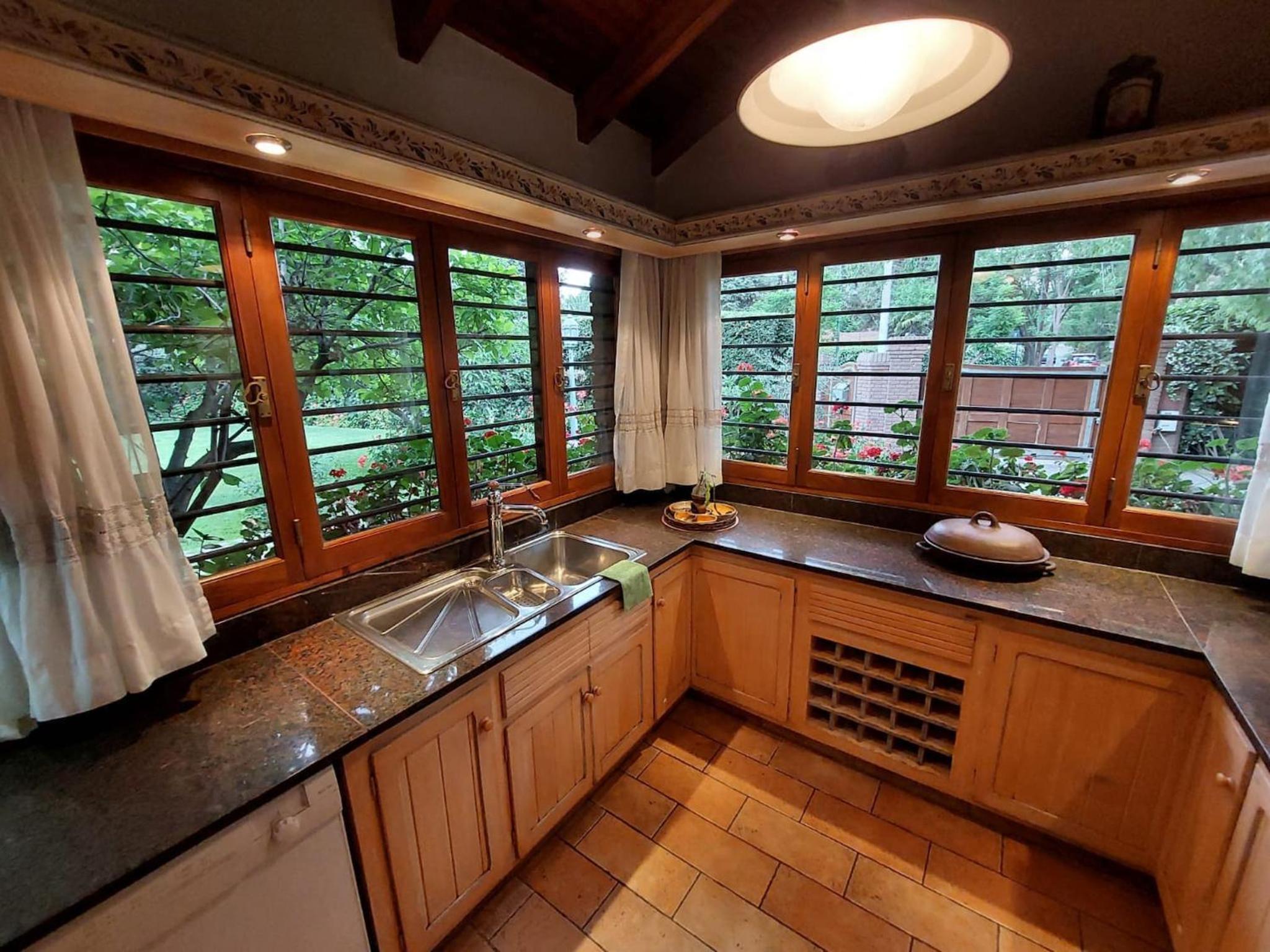 Casa Cavas Magnolia, con Cava de Vinos en Chacras!
