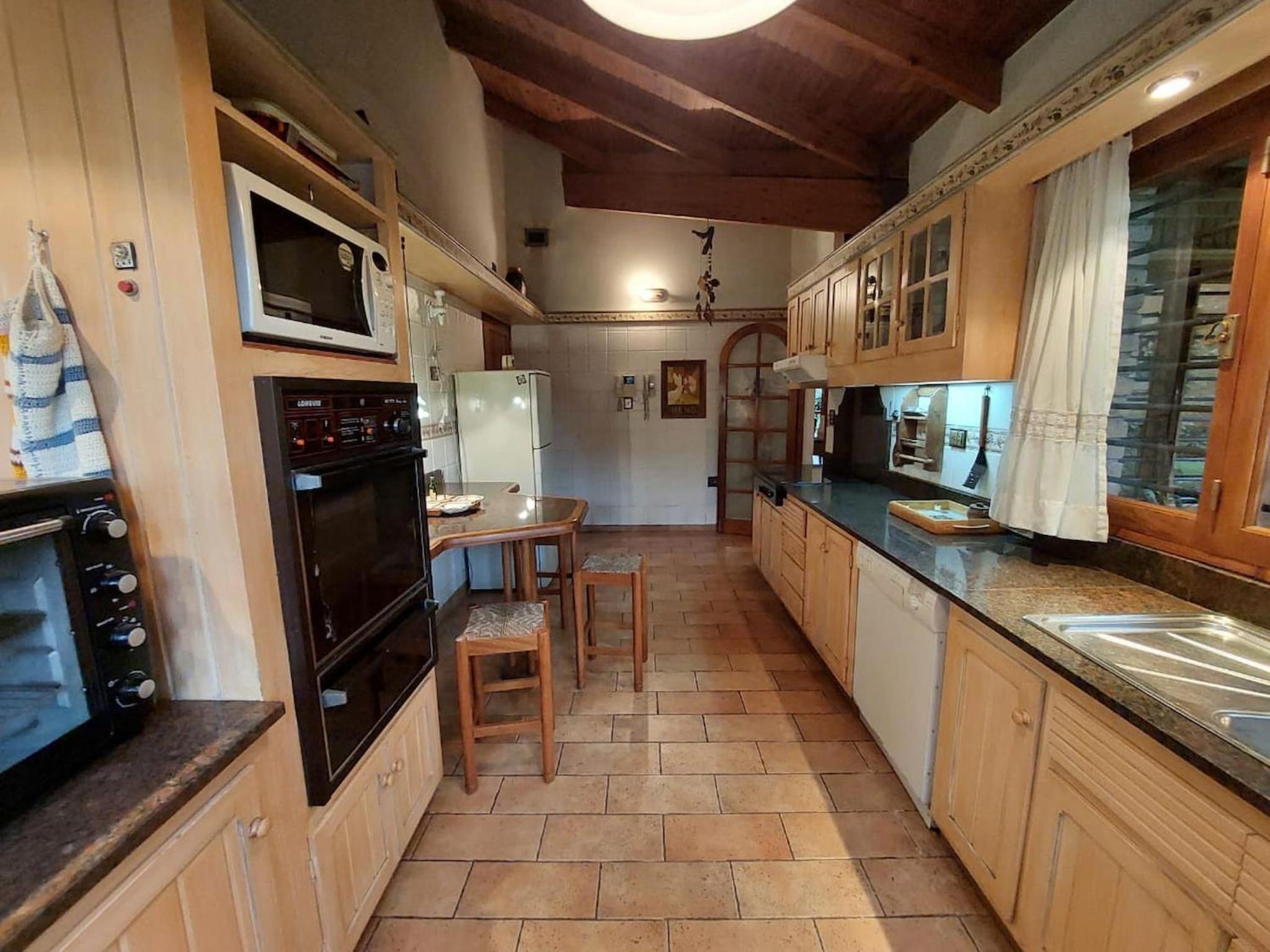 Casa Cavas Magnolia, con Cava de Vinos en Chacras!