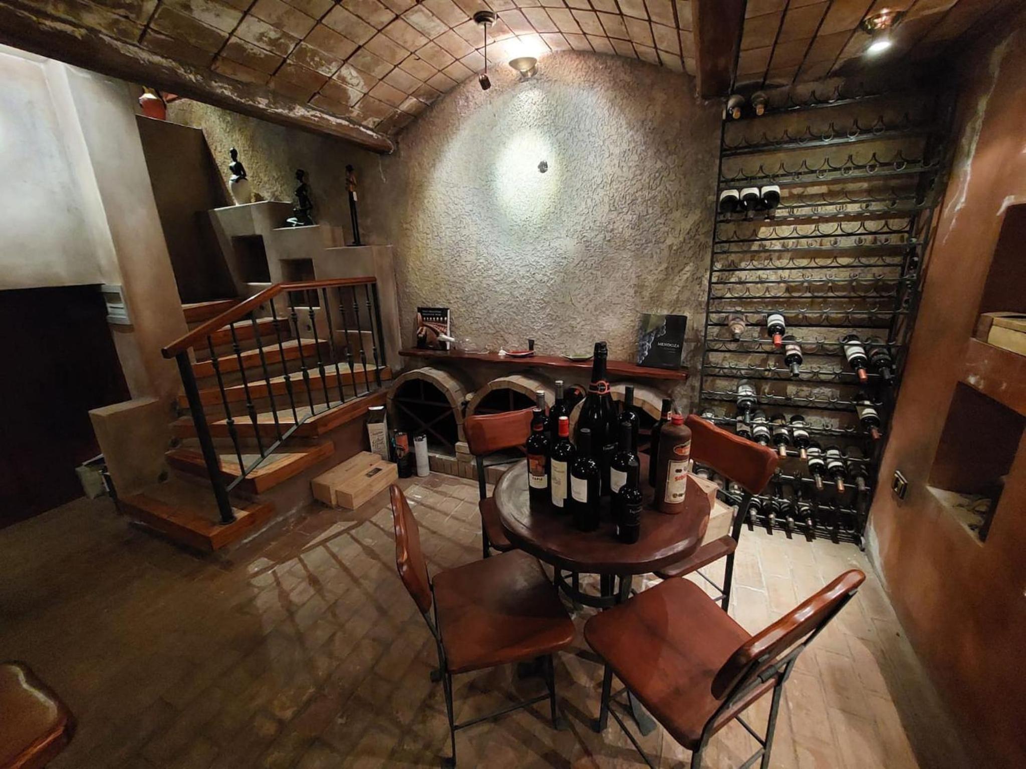 Casa Cavas Magnolia, con Cava de Vinos en Chacras!