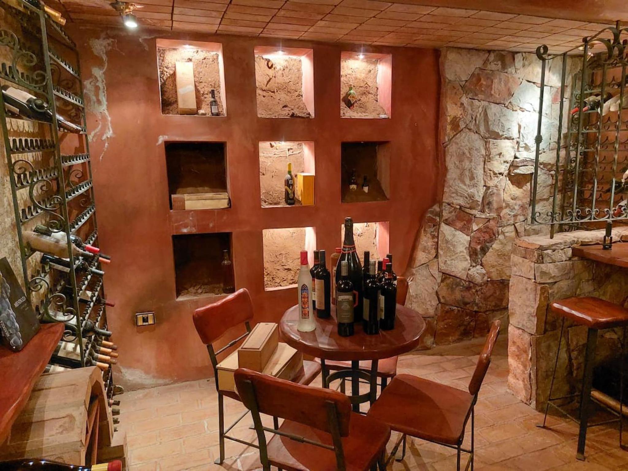 Casa Cavas Magnolia, con Cava de Vinos en Chacras!
