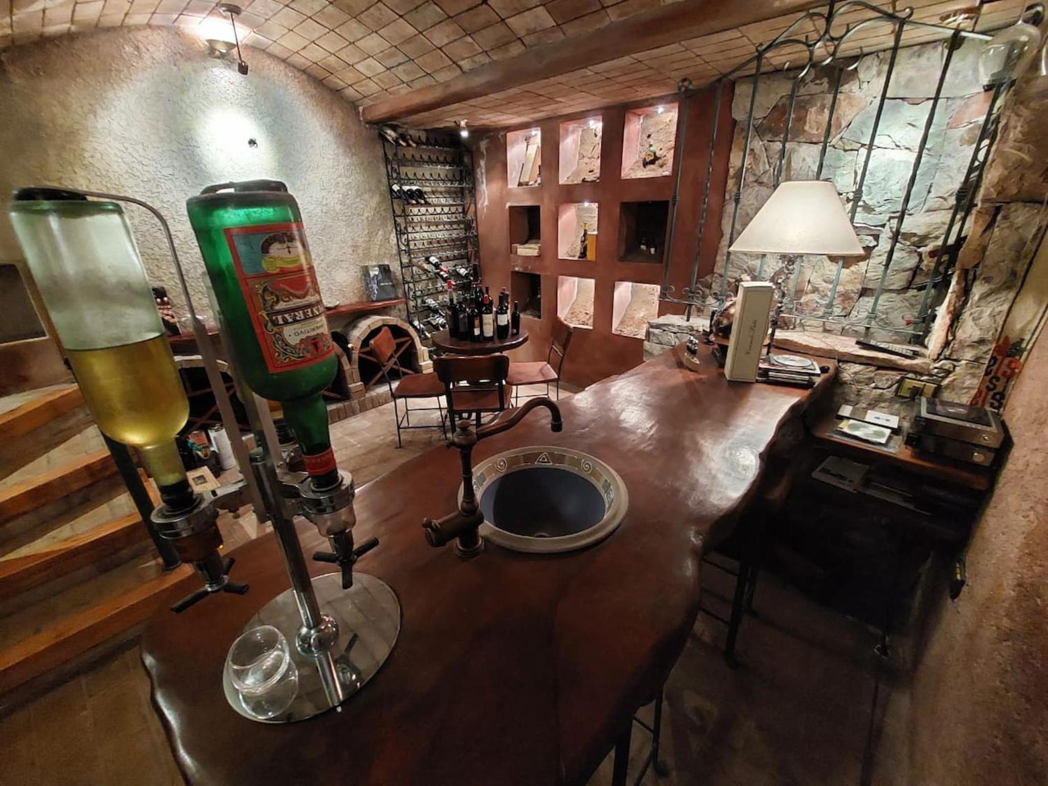 Casa Cavas Magnolia, con Cava de Vinos en Chacras!